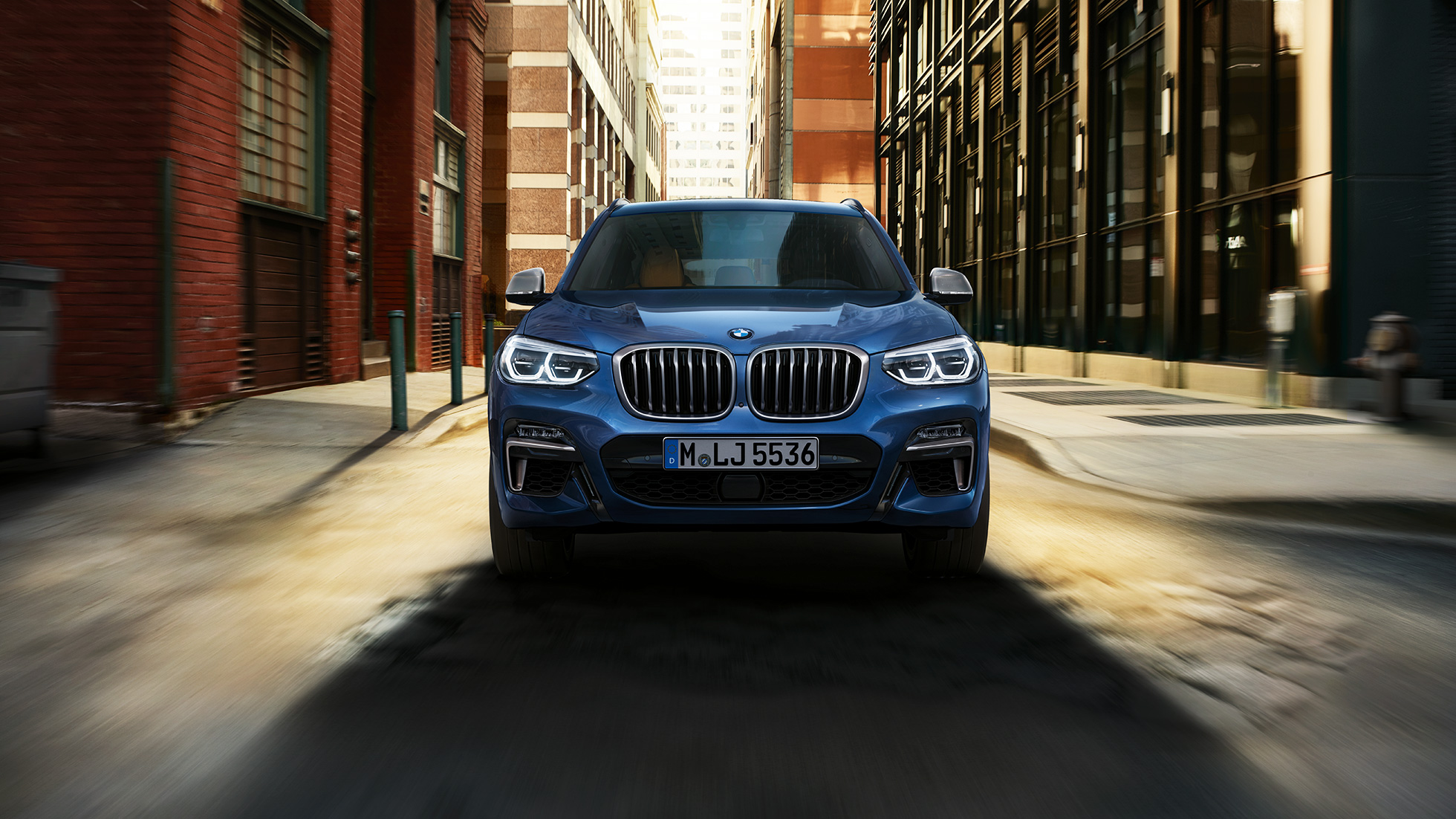 BMW X3 M40i, v sprednjem polprofilu pred mestno kuliso BMW X3 M40i, v sprednjem polprofilu pred mestno kuliso