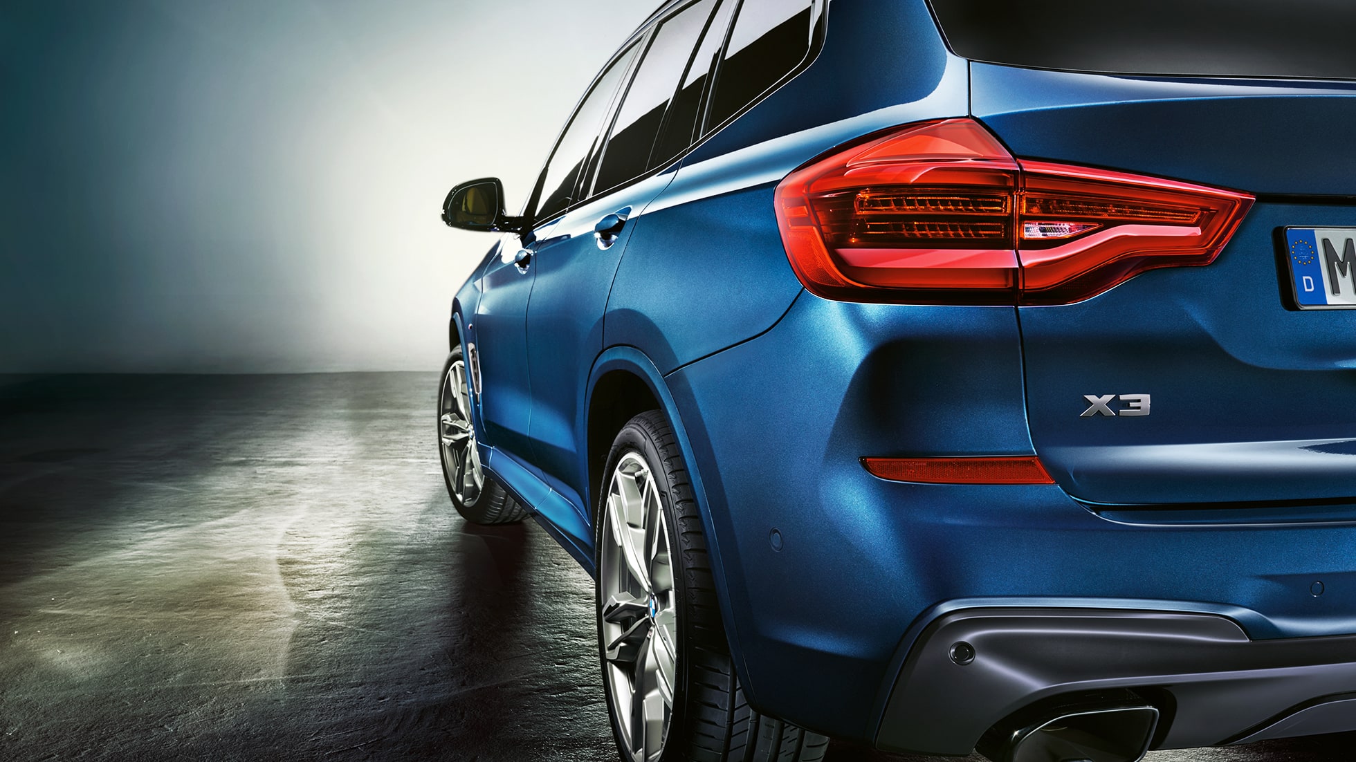 BMW X3 M40i, tričetrtinski pogled od zadaj z zadnjimi lučmi LED BMW X3 M40i, tričetrtinski pogled od zadaj z zadnjimi lučmi LED