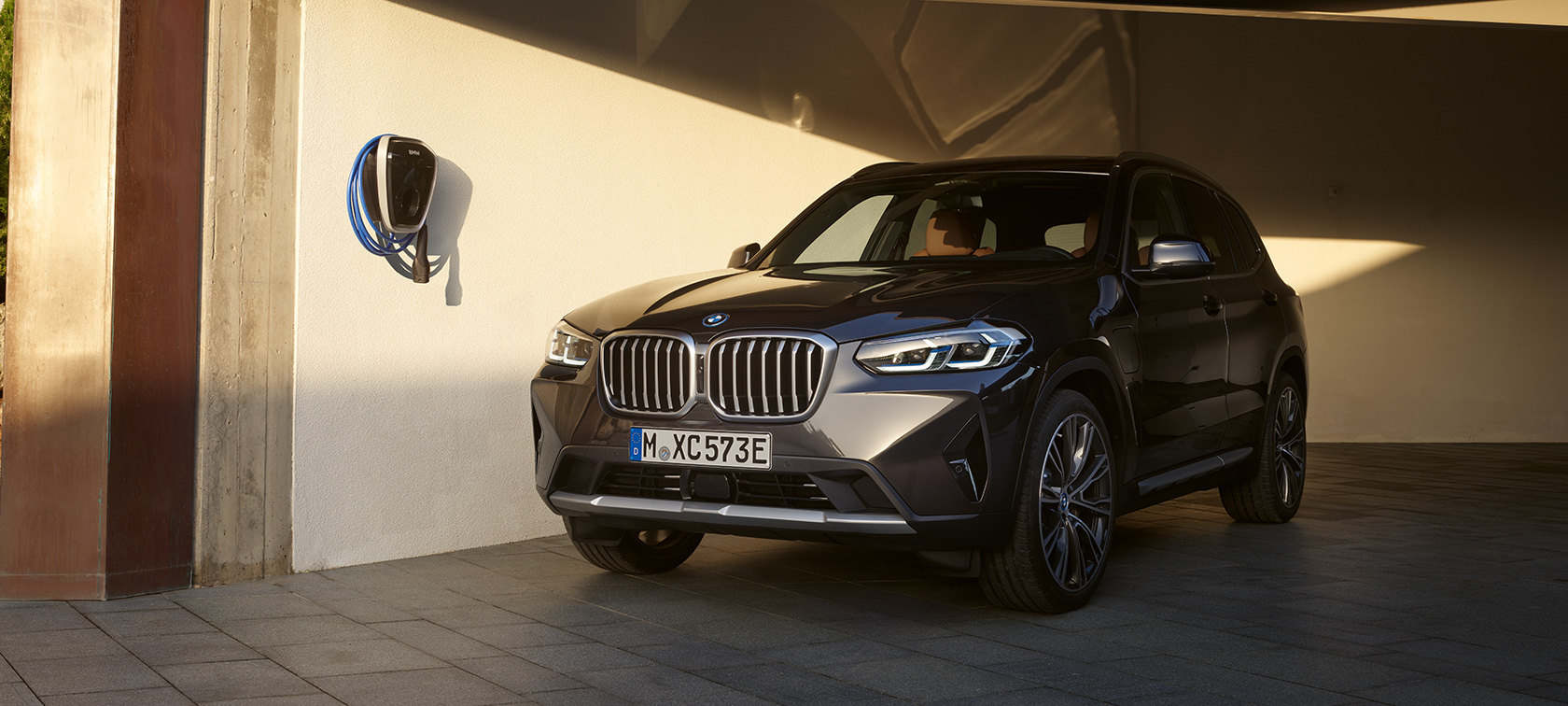 Priključni hibrid, BMW X3 xDrive30e, G01, 2021, barva Sophisto Grey Priključni hibrid, BMW X3 xDrive30e, G01, 2021, barva Sophisto Grey, tričetrtinski pogled od spredaj med mirovanjem