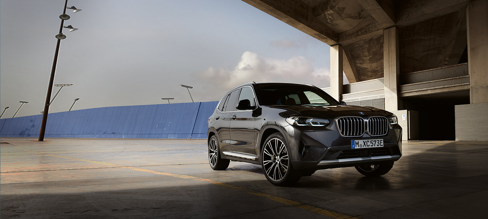 BMW X3, G01, 2021, barva Sophisto Grey, tričetrtinski pogled od spredaj pred hangarjem