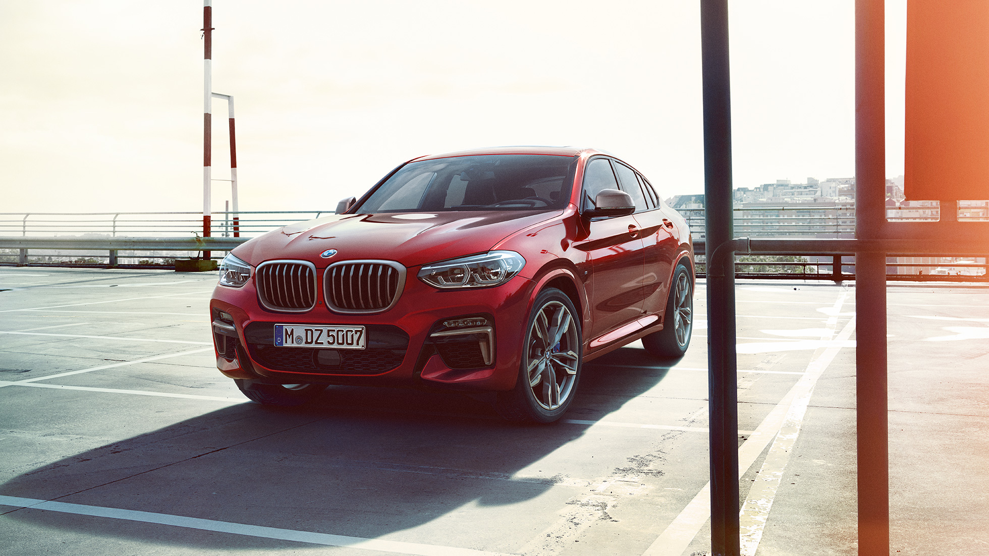 Zunanjost BMW X4 BMW X4 M40i G02 2018, Flamenco Red z briljantnim učinkom, tričetrtinski pogled od spredaj