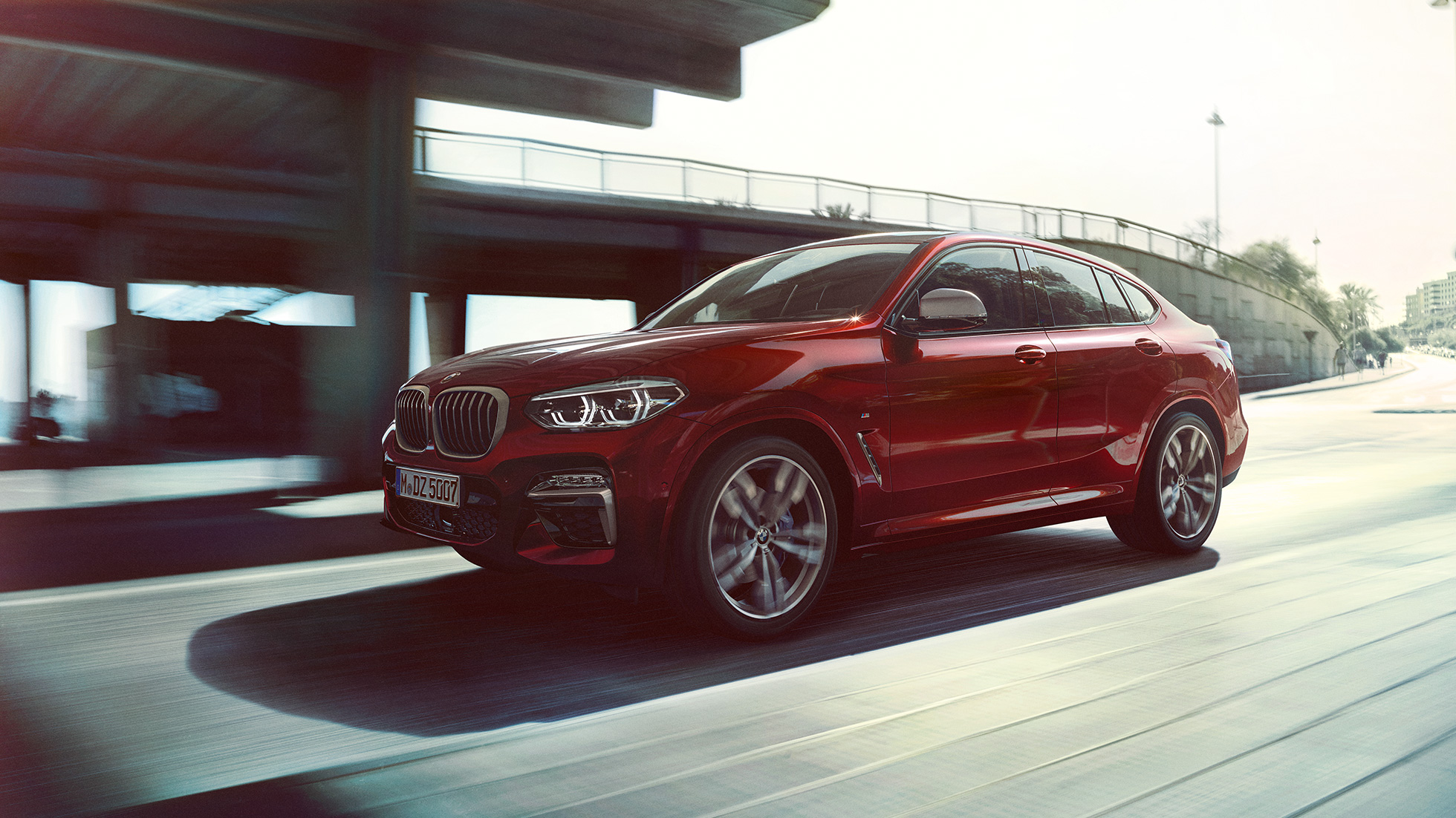 Dinamičen sprednji del BMW X4 BMW X4 M40i G02 2018, Flamenco Red z briljantnim učinkom, tričetrtinski pogled od spredaj