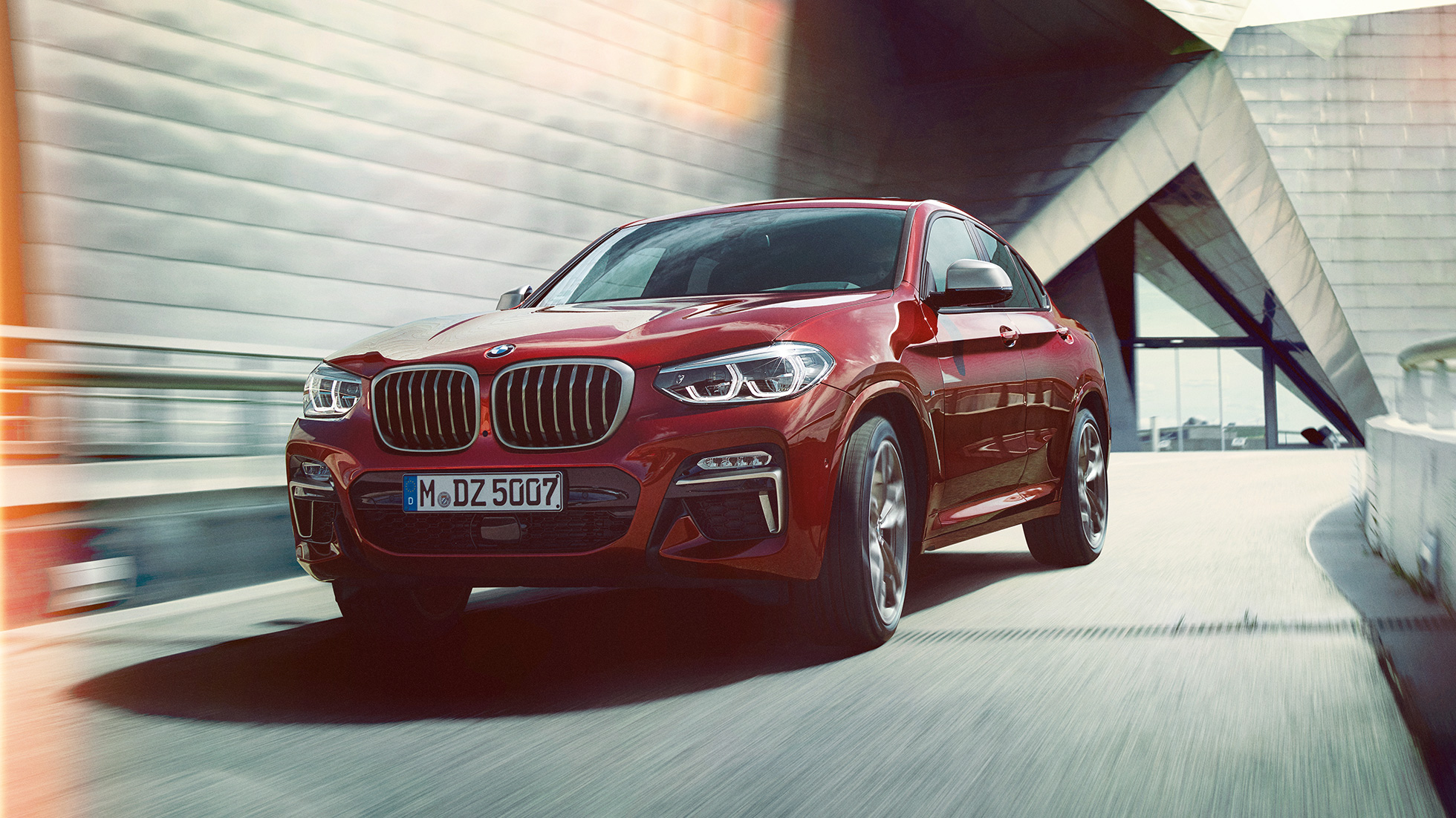 Tričetrtinski pogled od spredaj BMW X4 BMW X4 M40i G02 2018, Flamenco Red z briljantnim učinkom, tričetrtinski pogled od spredaj