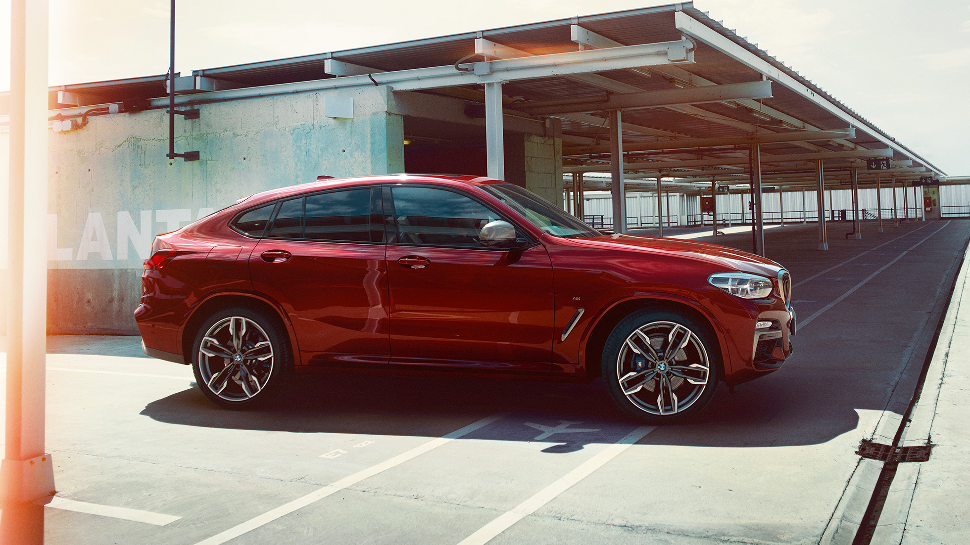 Športna silhueta BMW X4 Športna silhueta BMW X4 M40i G02 2018, Flamenco Red z briljantnim učinkom, stranski pogled
