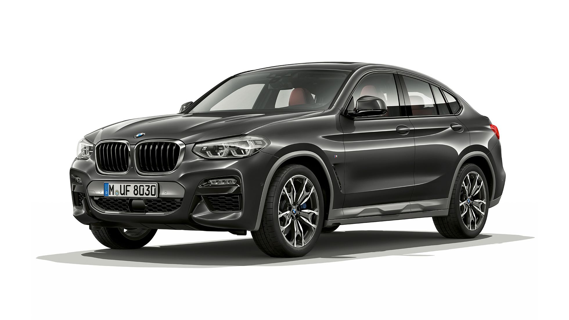 Tričetrtinski pogled od spredaj BMW X4, model M Sport X BMW X4 xDrive30i, model M Sport X G02 2018, Sophisto Grey z briljantnim učinkom, tričetrtinski pogled od spredaj