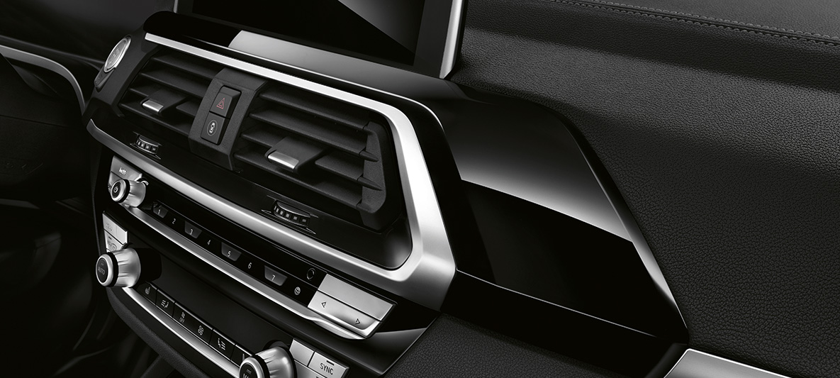 Notranje obloge BMW Individual v laku Piano Black v BMW X4 Notranje obloge BMW Individual v laku Piano Black v BMW X4 G02 2018, notranjost
