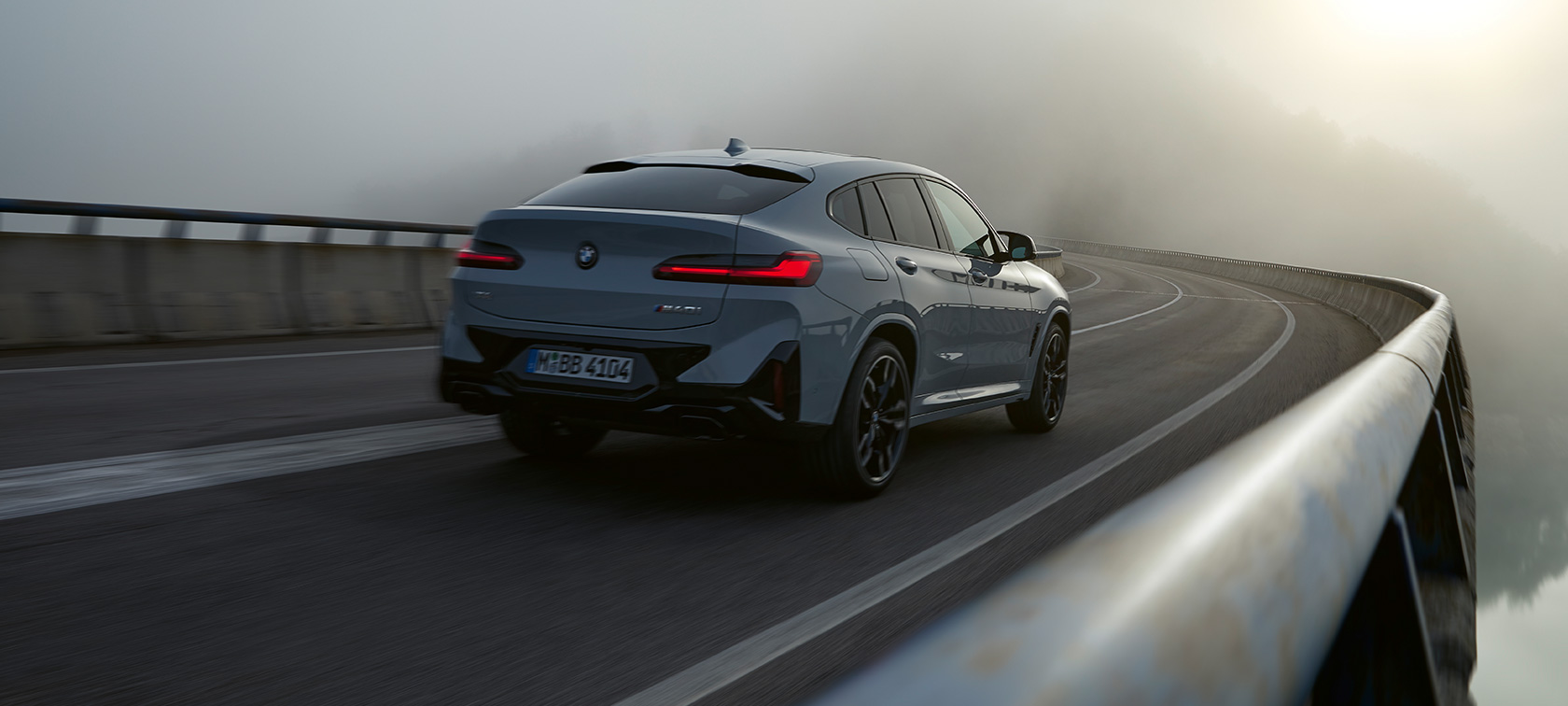 BMW X4, G02, 2020, Financial Services BMW X4, G02, 2021, Financial Services, barva Brooklyn Grey, tričetrtinski pogled od zadaj med vožnjo
