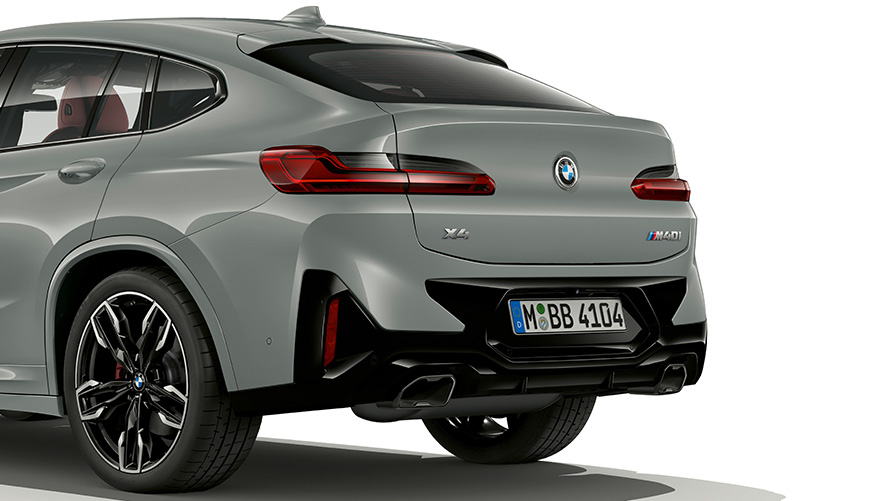 BMW X4, G02, 2021, barva Brooklyn Grey, oblika zadkaZadek BMW X4 pošilja signal avtoritete in športnosti. Zadnje luči Full LED zaradi nove oblike vzbudijo še večjo navzočnost, široka, z oblogo poravnana zaključka izpušnih cevi proste oblike pa poudarjata sodobnost nadvse naprednega športnega terenskega kupeja. V kombinaciji s preoblikovanim ščitnikom podvozja med zaključkoma izpušnih cevi zadek BMW X4 kaže avtoritativno in samozavestno držo na cesti. BMW X4, G02, 2021, barva Brooklyn Grey, pogled od blizu na obliko zadka