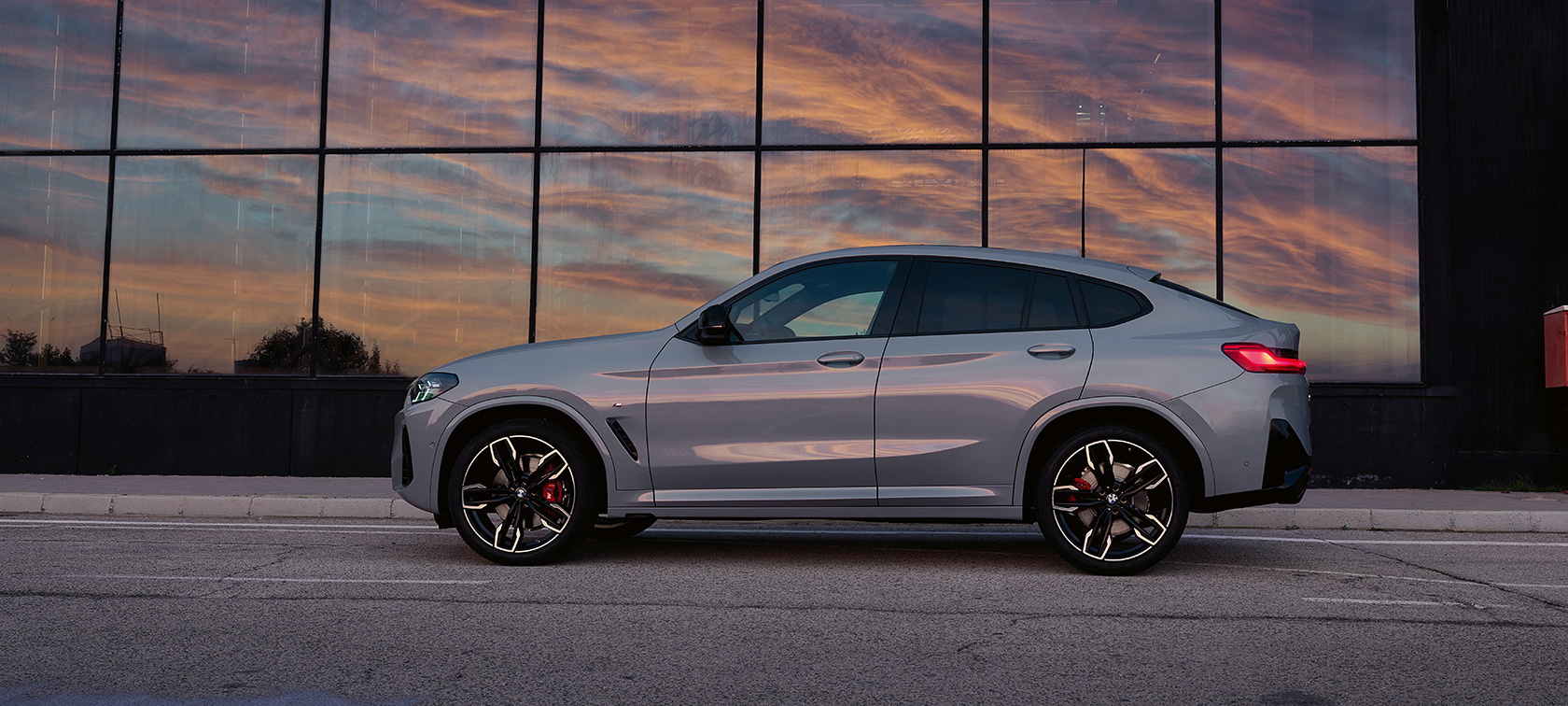 BMW X4, G02, 2021, barva Brooklyn Grey, stranski pogled