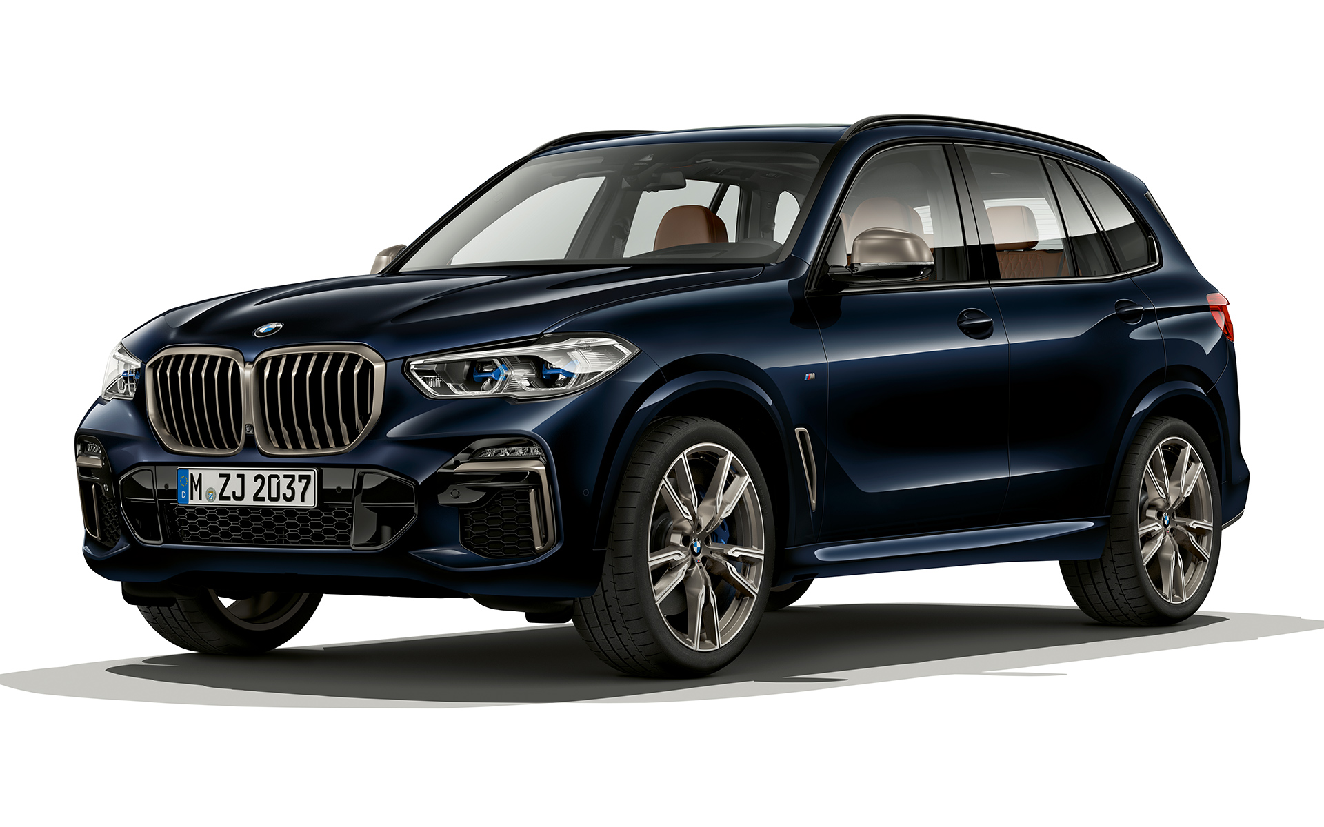 Sprednji del vozila BMW X5 M50d Fotografija sprednjega dela vozila BMW X5 M50d ponoči
