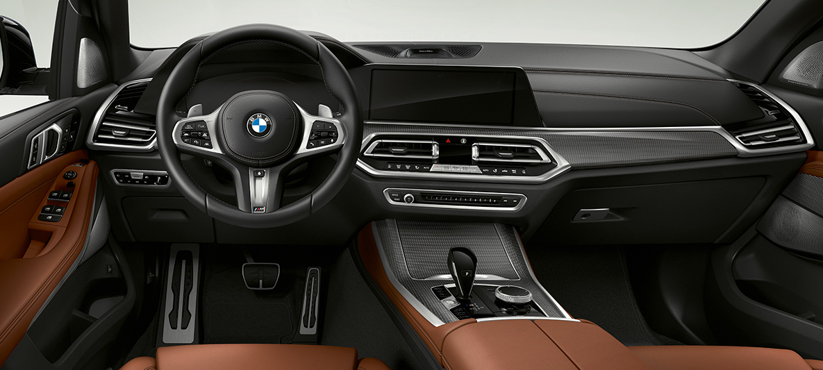 Notranjost vozila BMW X5 M50d Notranjost vozila BMW X5 M50d s kokpitom, instrumentno ploščo in sredinsko konzolo