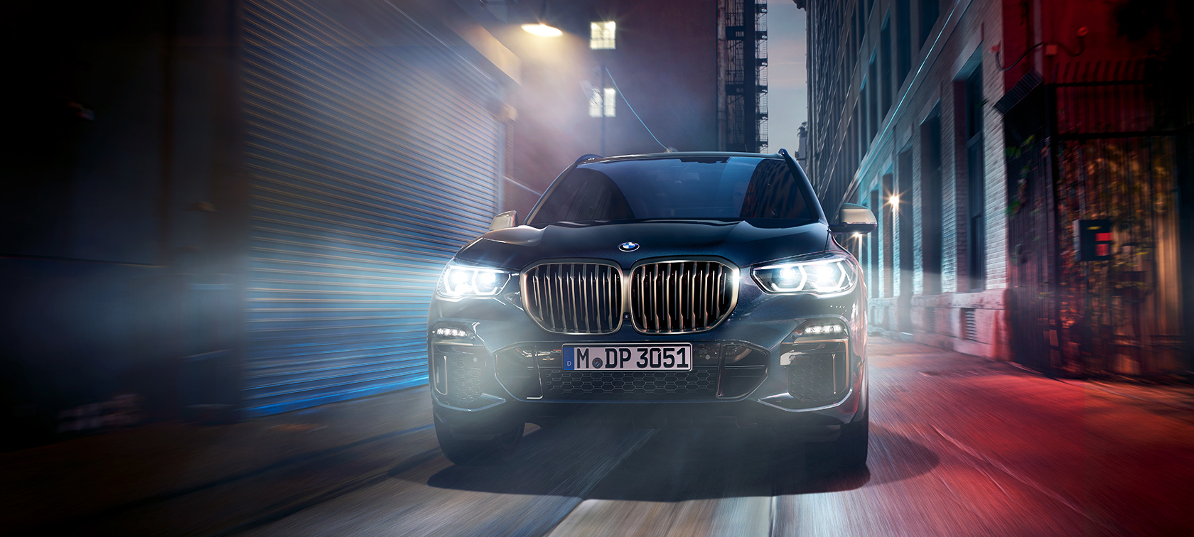 Vozilo BMW X5 M50d v akciji Vozilo BMW X5 M50d ponoči v mestu