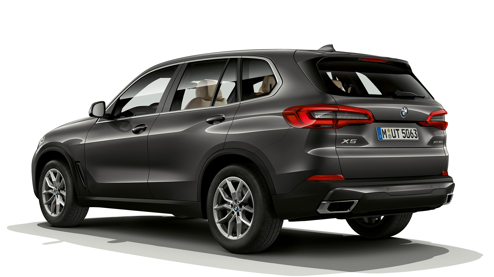 Osnovni model BMW X5 xDrive30d, tričetrtinski pogled od zadaj Osnovni model BMW X5 xDrive30d G05 2018, kovinska Sophisto Grey z briljantnim učinkom, tričetrtinski pogled od zadaj