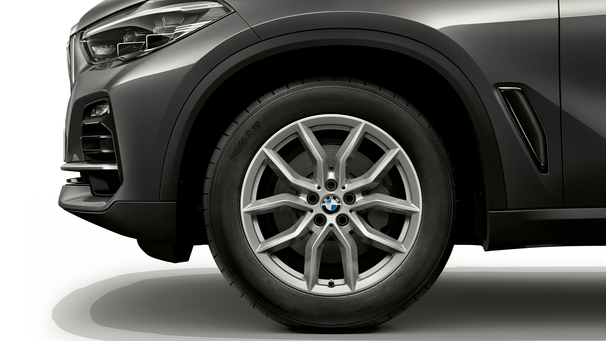 Osnovni model BMW X5 xDrive30d, stranski sprednji del s platiščem Osnovni model BMW X5 xDrive30d G05 2018, kovinska Sophisto Grey z briljantnim učinkom, stranski sprednji del s platiščem