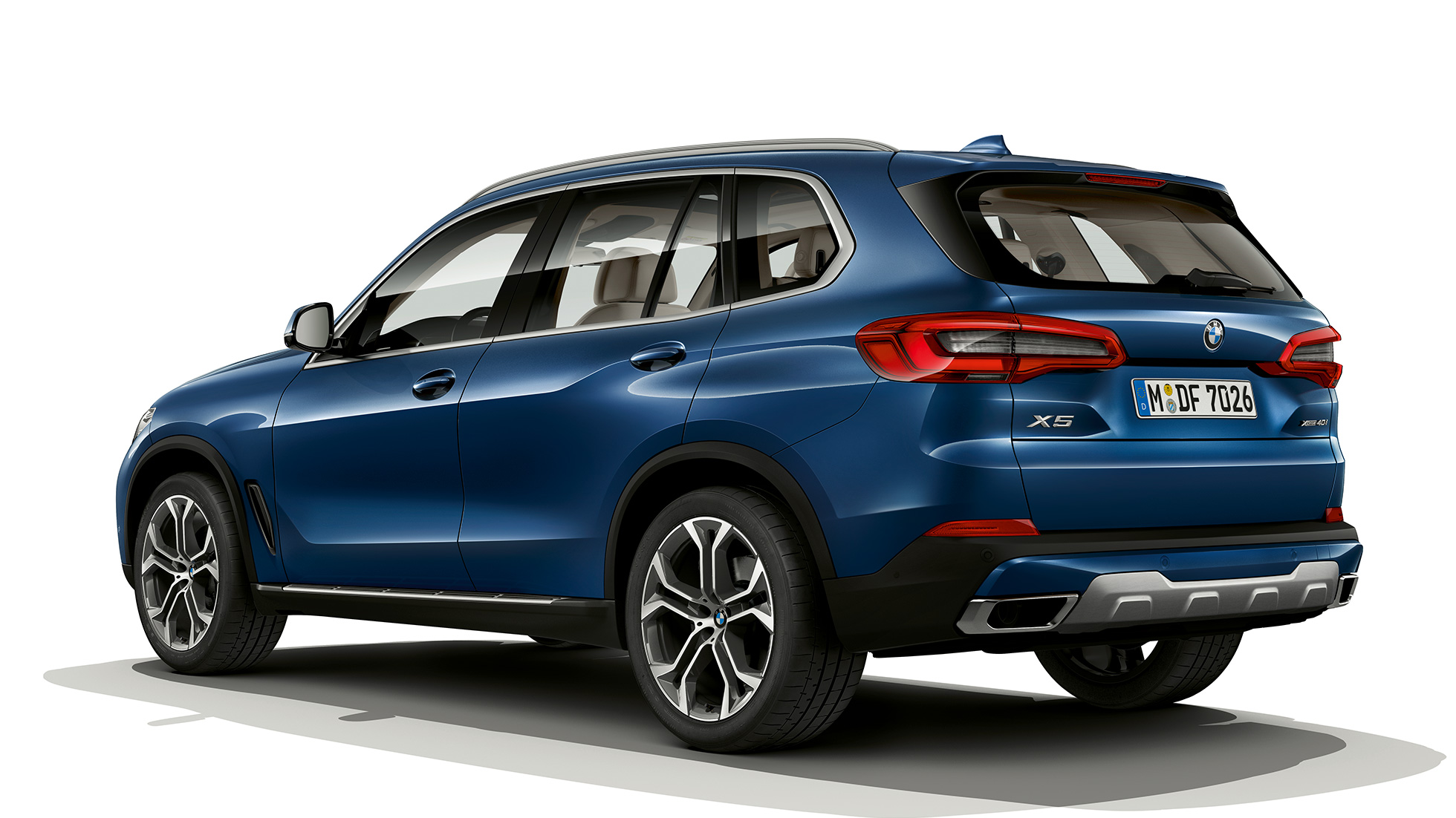 Model xLine BMW X5 xDrive40i, tričetrtinski pogled od zadaj Model xLine BMW X5 xDrive40i G05 2018, kovinska Phytonic Blue, tričetrtinski pogled od zadaj
