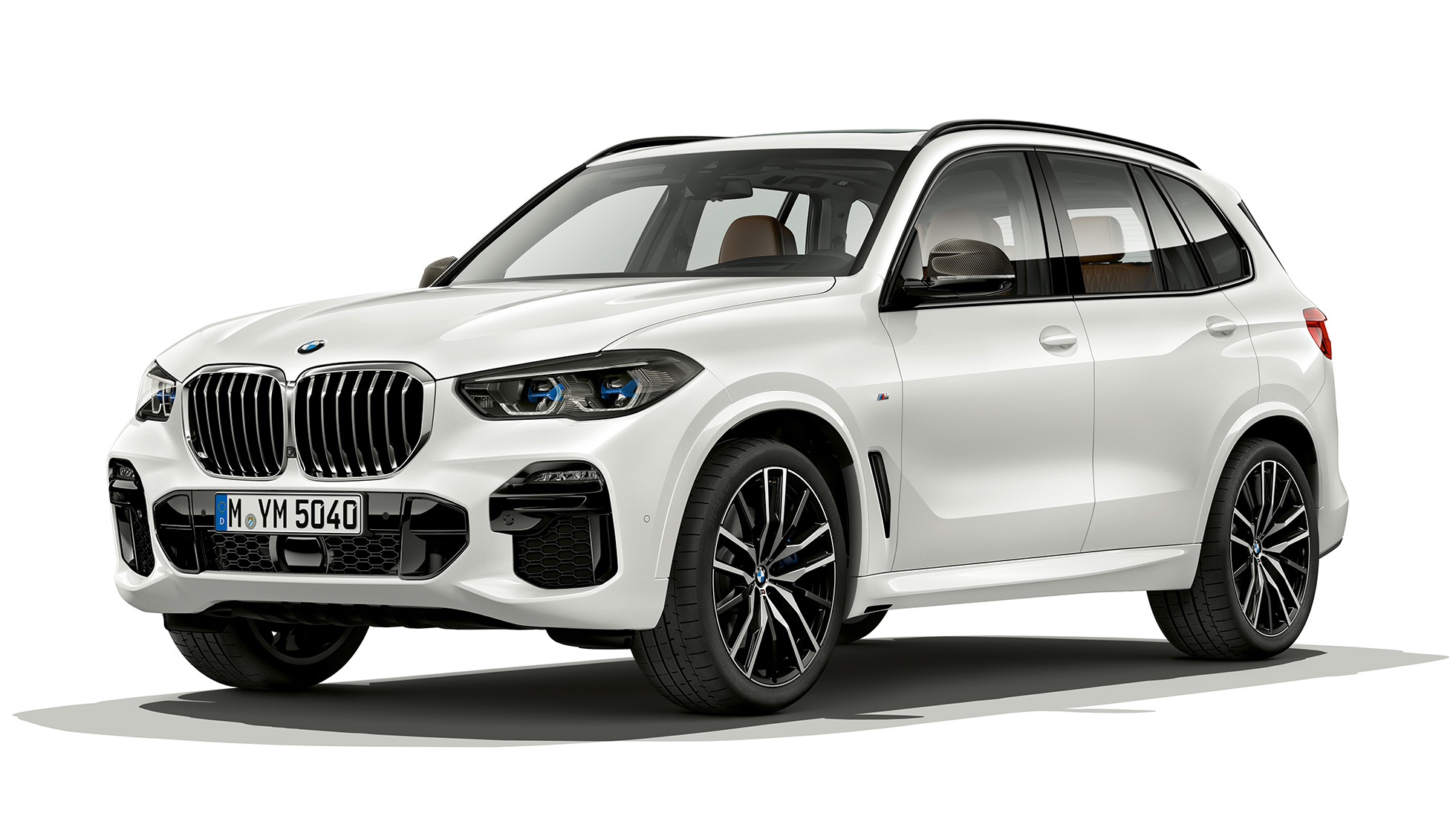 Model M Sport BMW X5 xDrive40i, tričetrtinski pogled od spredaj Model M Sport BMW X5 xDrive40i G05 2018, kovinska Mineral White, tričetrtinski pogled od spredaj
