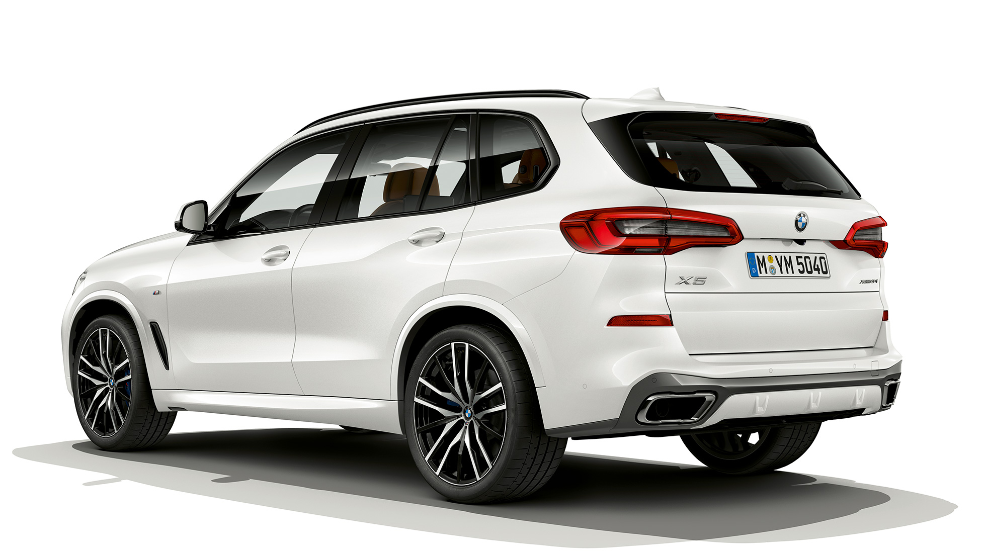 Model M Sport BMW X5 xDrive40i, tričetrtinski pogled od zadaj Model M Sport BMW X5 xDrive40i G05 2018, kovinska Mineral White, tričetrtinski pogled od zadaj