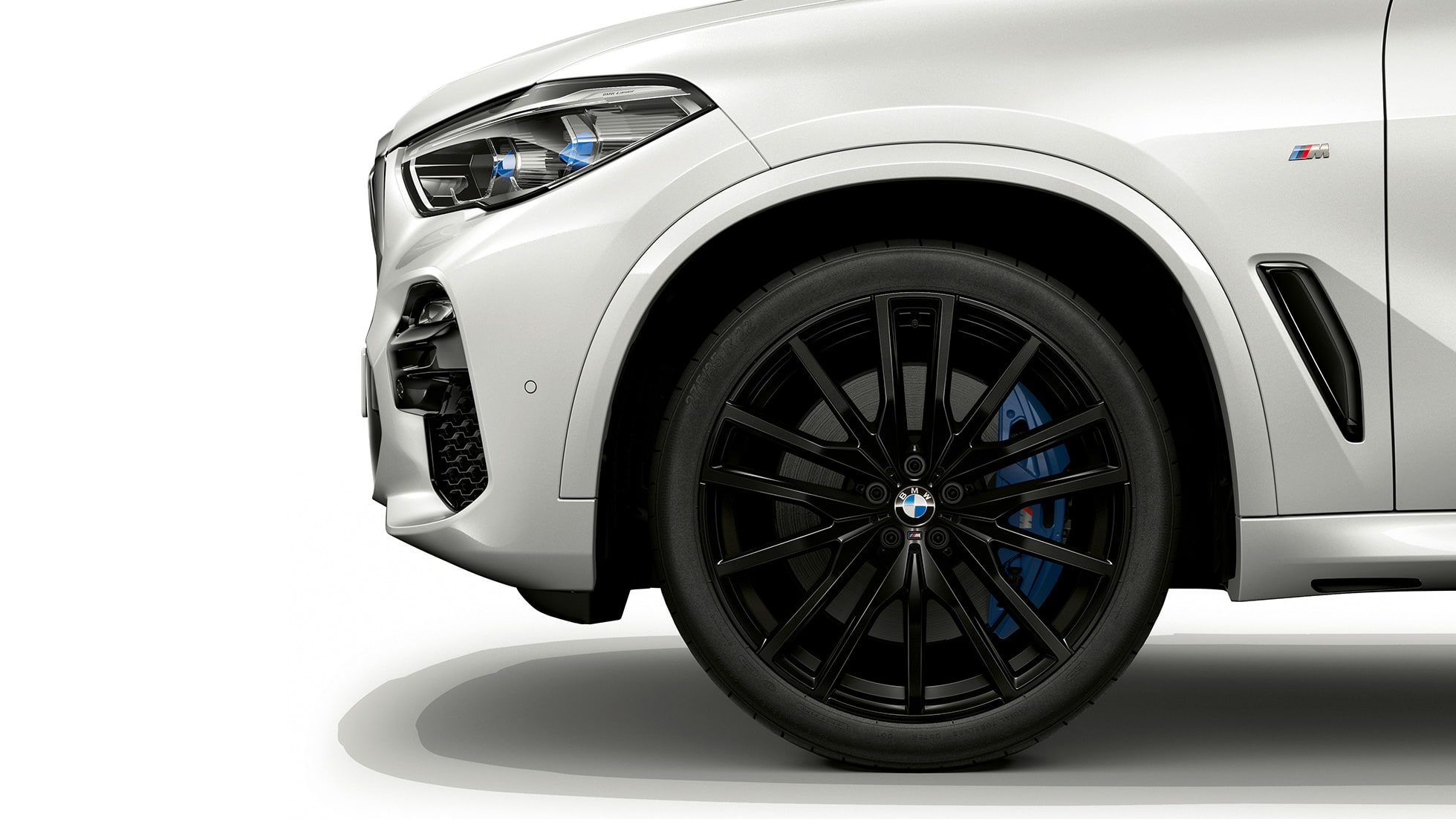 Model M Sport BMW X5 xDrive40i, stranski sprednji del s platiščem Model M Sport BMW X5 xDrive40i G05 2018, kovinska Mineral White, stranski sprednji del s platiščem