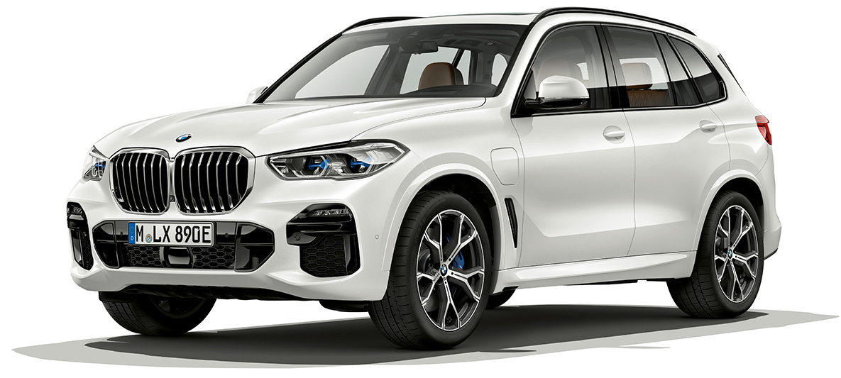 BMW X5 xDrive45e, tričetrtinski pogled od spredaj BMW X5 xDrive45e G05 2018, kovinska Mineral White, pogled s ptičje perspektive, tričetrtinski pogled od spredaj