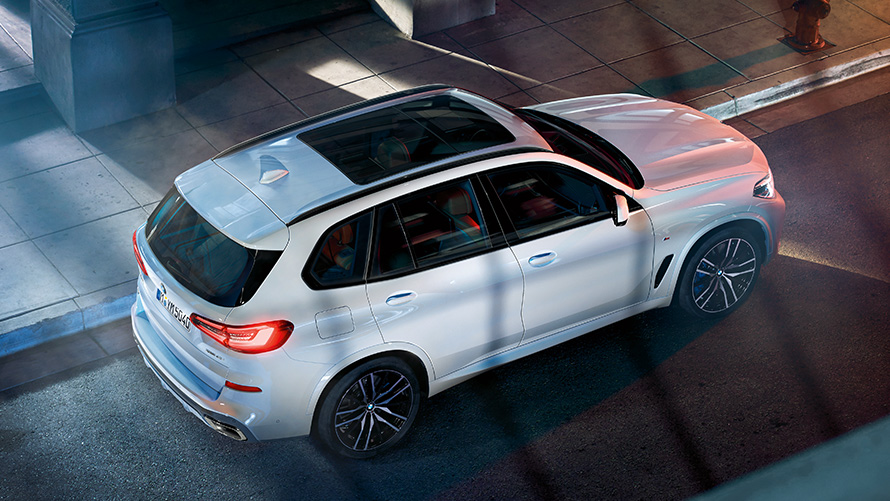 BMW X5 med mirovanjem iz ptičje perspektive BMW X5 med mirovanjem iz ptičje perspektive