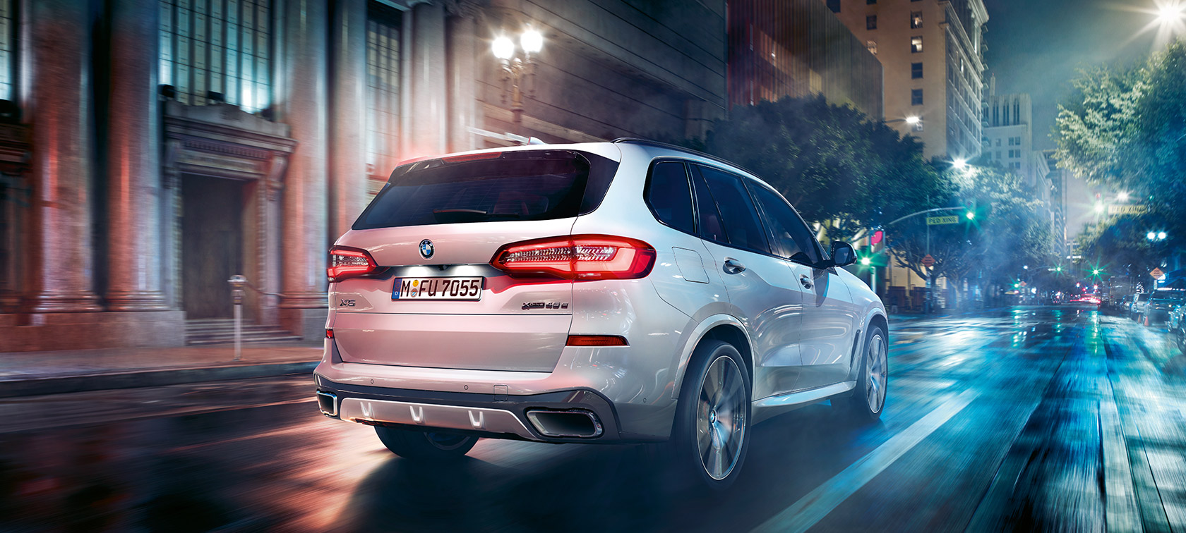 BMW X5, tričetrtinski pogled od zadaj med vožnjo BMW X5, G05, 2018, kovinska barva Mineral White, tričetrtinski pogled od zadaj med vožnjo
