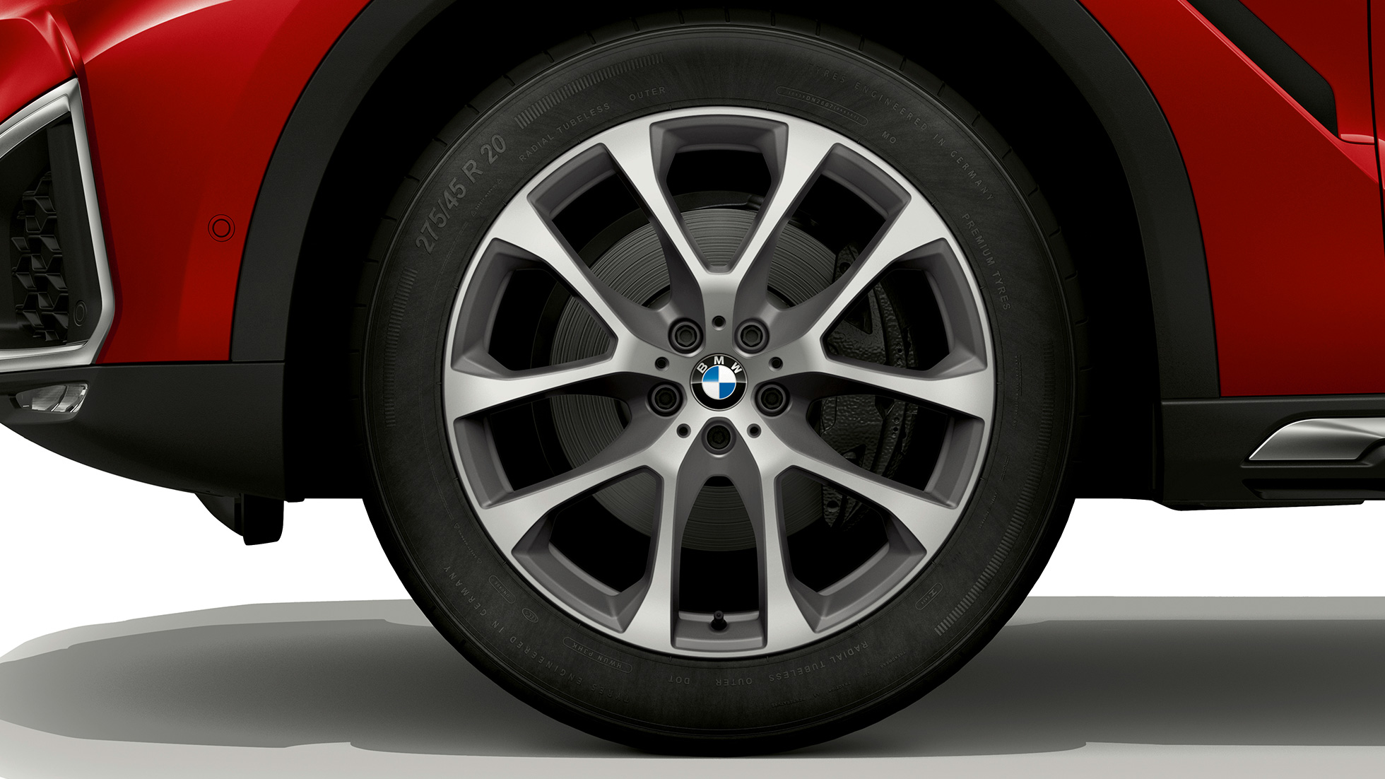 BMW X6 z BMW xLine, platišče iz lahke zlitine. BMW X6 z BMW xLine s poudarkom na platišču iz lahke zlitine.