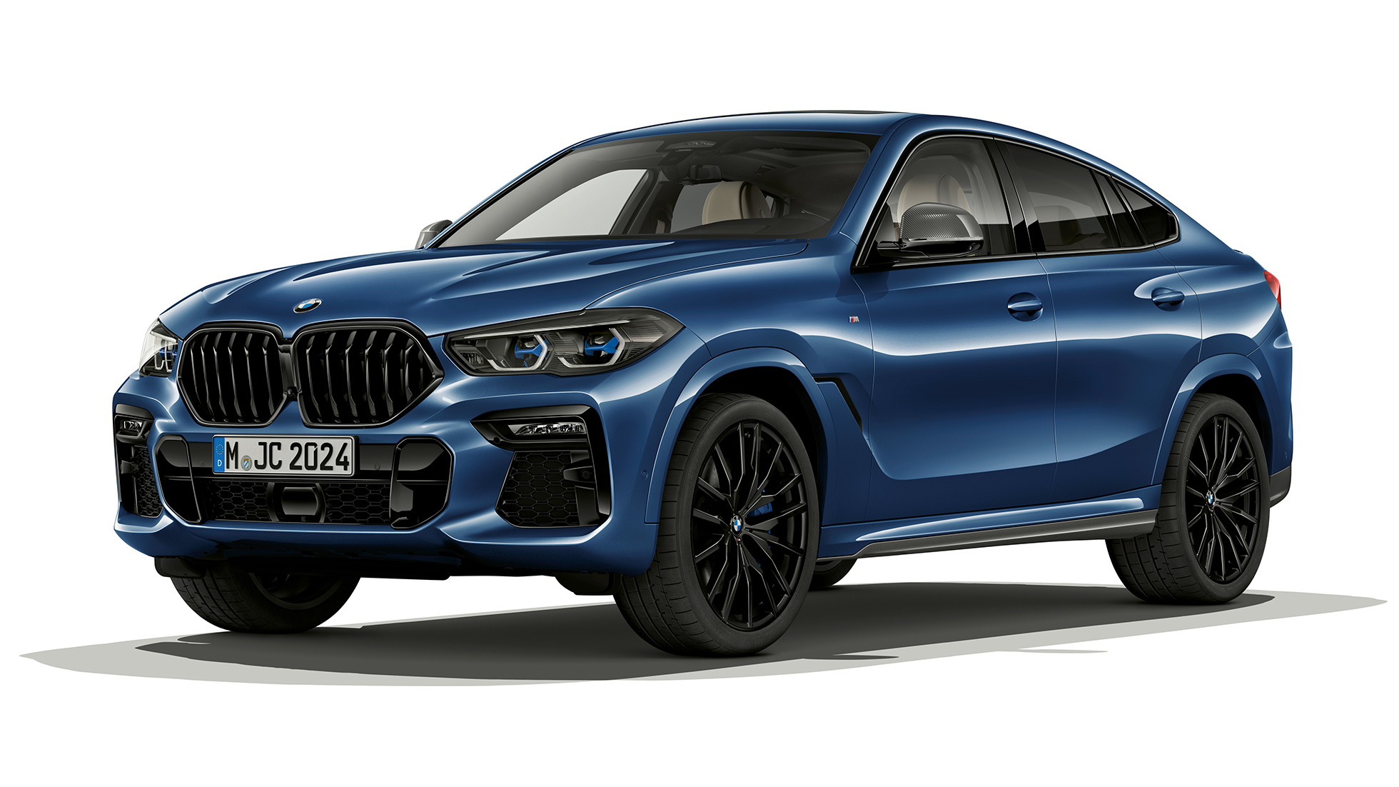 BMW X6 s paketom M Sport, zunanjost. BMW X6 s paketom M Sport v tričetrtinskem pogledu od spredaj.