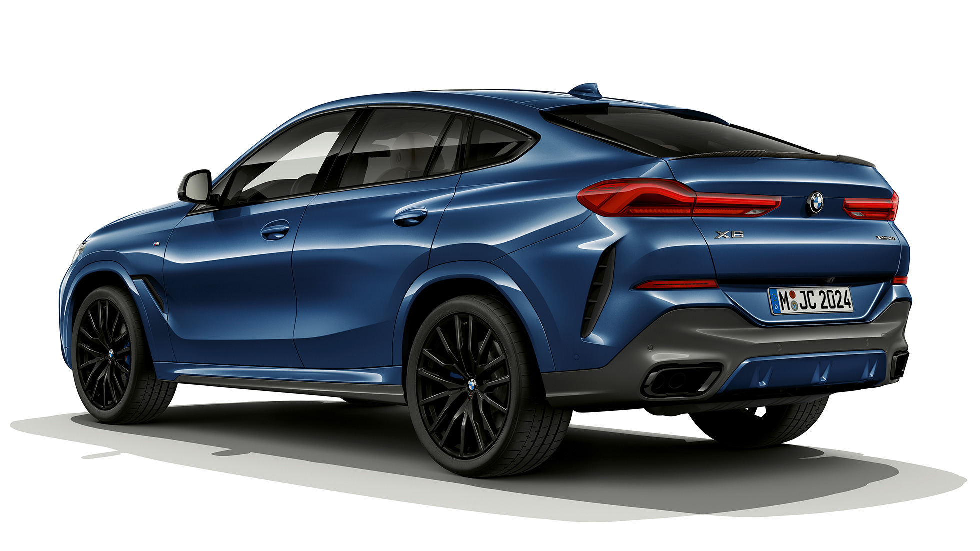 BMW X6 s paketom M Sport, zadek. BMW X6 s paketom M Sport v tričetrtinskem pogledu od zadaj.