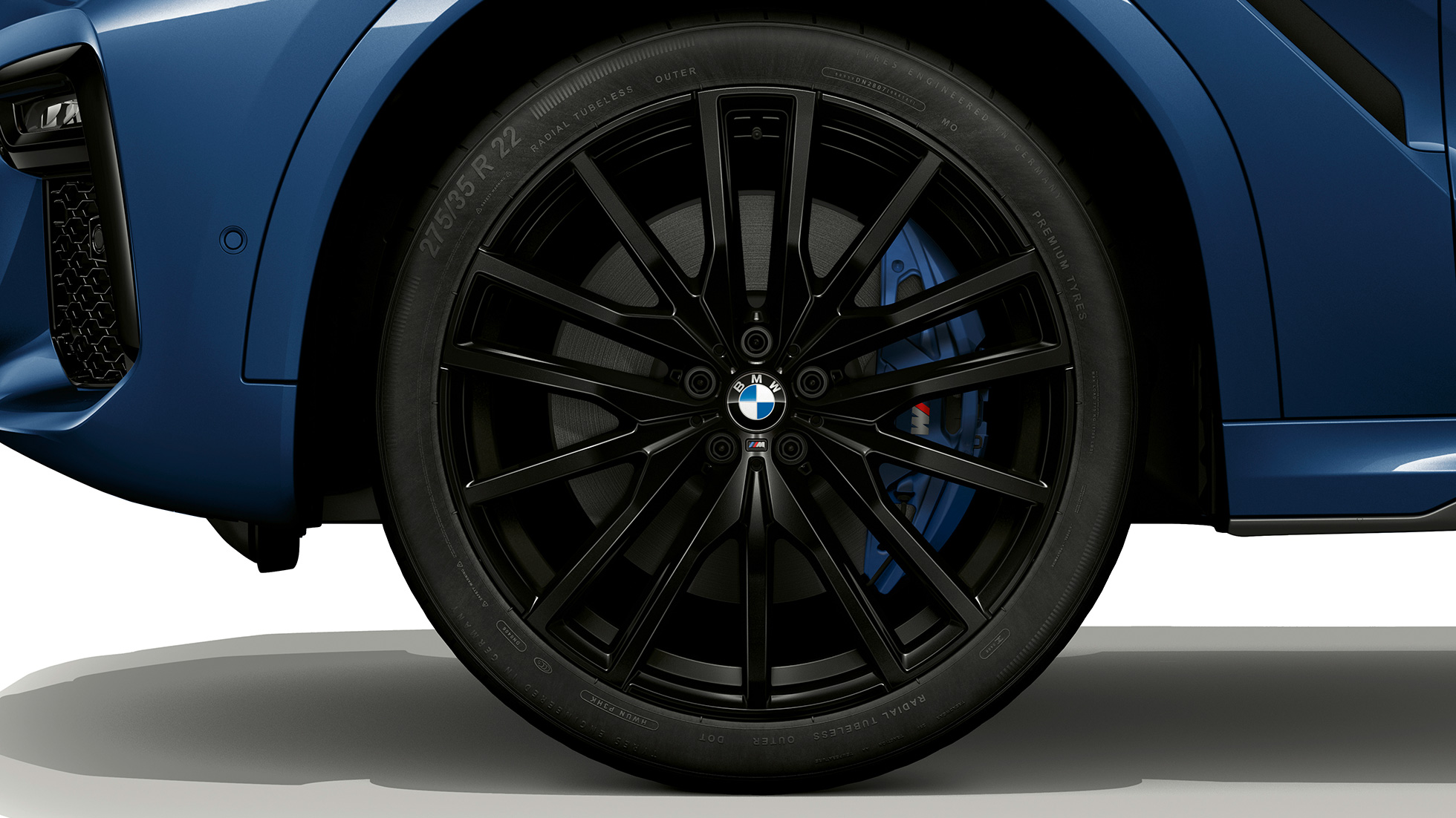 BMW X6 s paketom M Sport, platišče iz lahke zlitine. BMW X6 s paketom M Sport s poudarkom na platišču iz lahke zlitine.