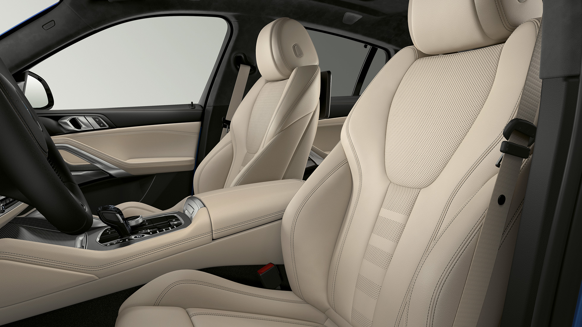 BMW X6 s paketom M Sport, oblazinjenje. BMW X6 s paketom M Sport, notranjost s poudarkom na oblazinjenju.