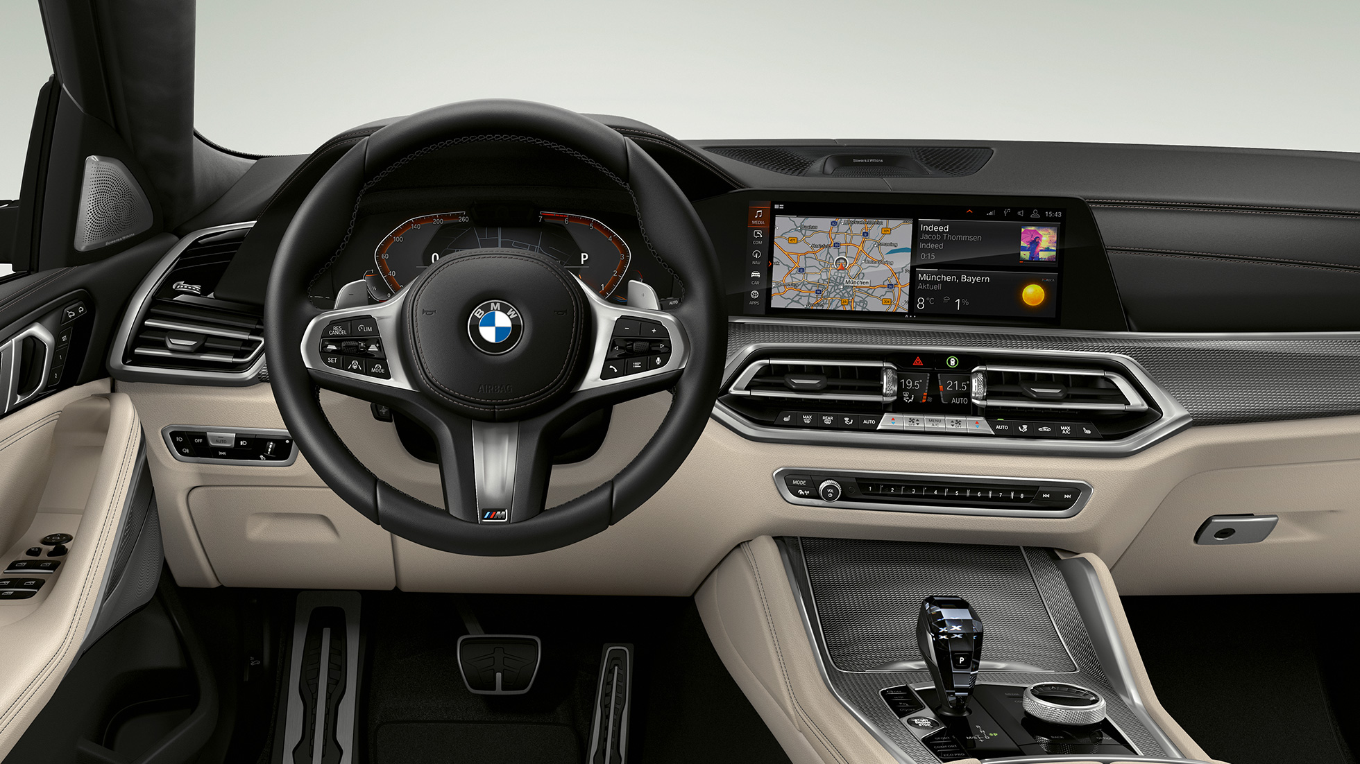 BMW X6 s paketom M Sport, kokpit. BMW X6 s paketom M Sport, notranjost s poudarkom na kokpitu.