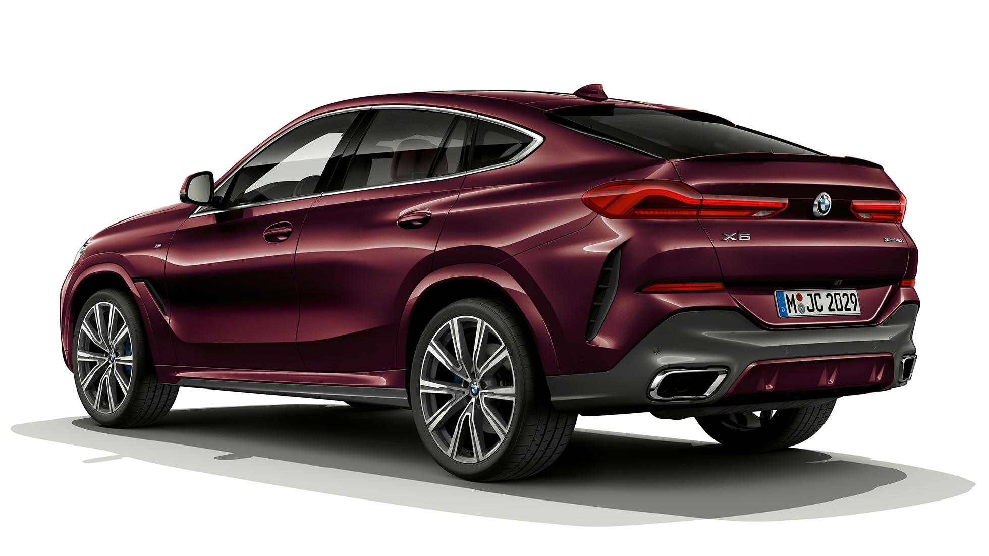 BMW X6 z BMW Individual, zadek. BMW X6 z BMW Individual v tričetrtinskem pogledu od zadaj.