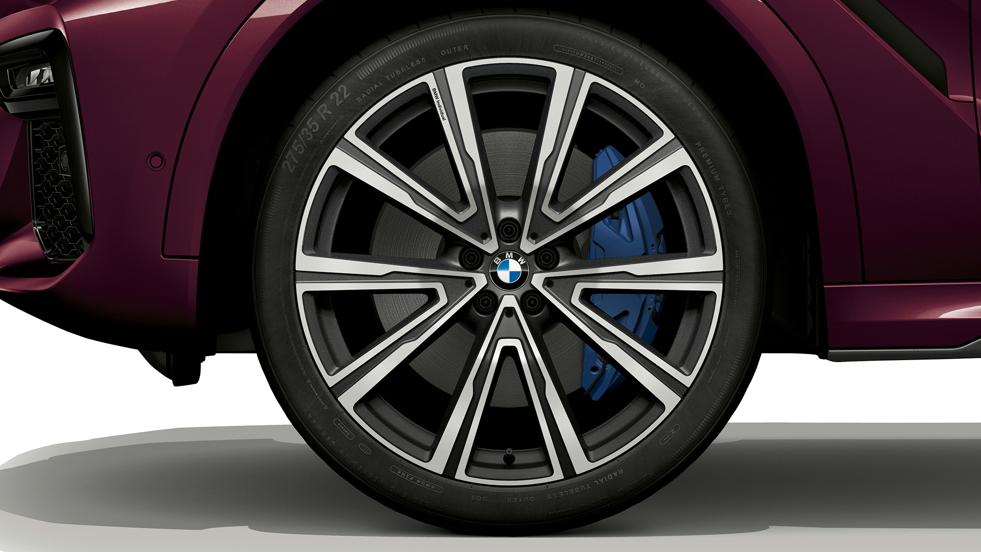 BMW X6 z BMW Individual, platišče iz lahke zlitine. BMW X6 z BMW Individual s poudarkom na platišču iz lahke zlitine.