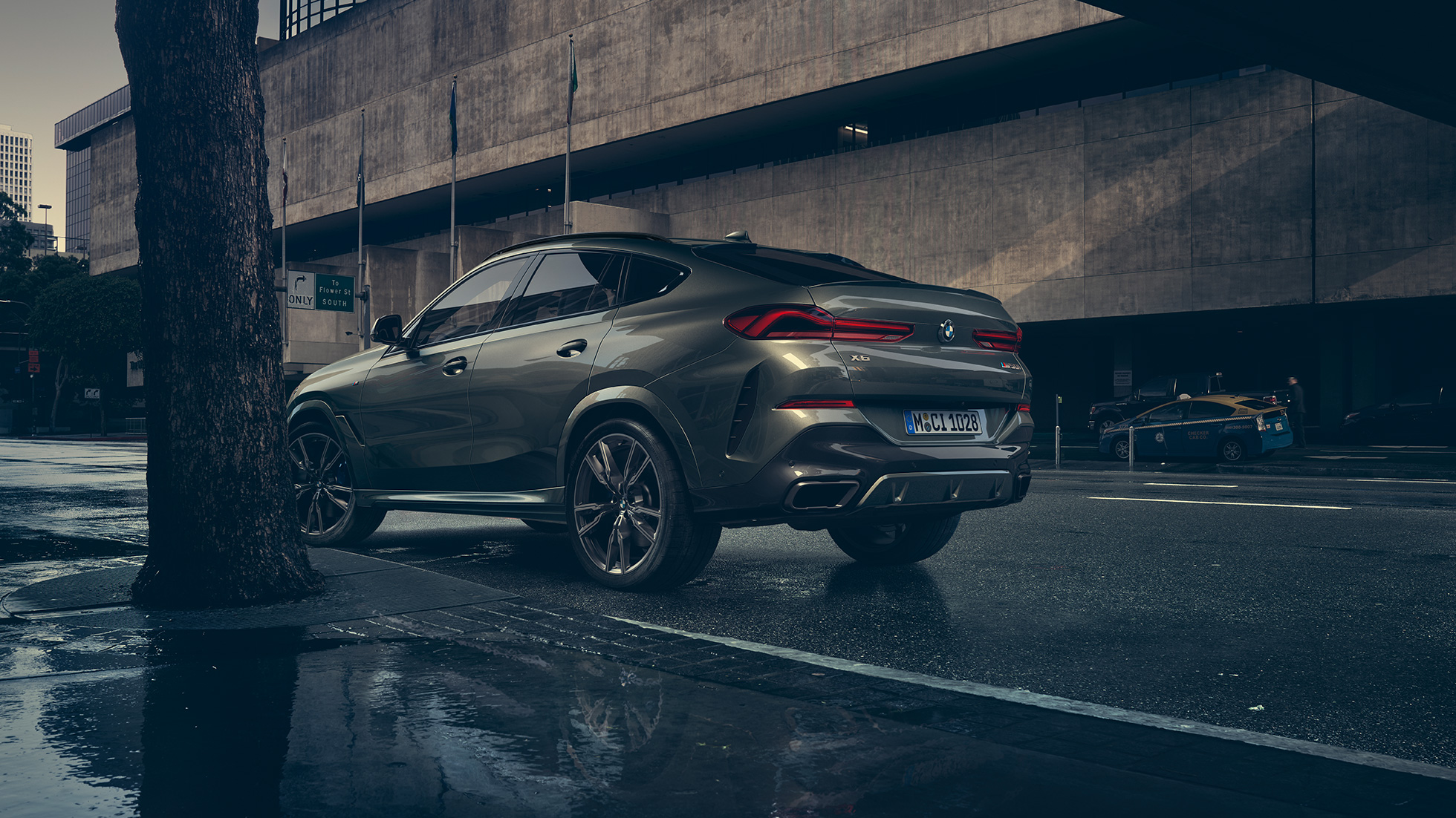 Zunanjost BMW X6. BMW X6, tričetrtinski pogled od zadaj v mestnem okolju.