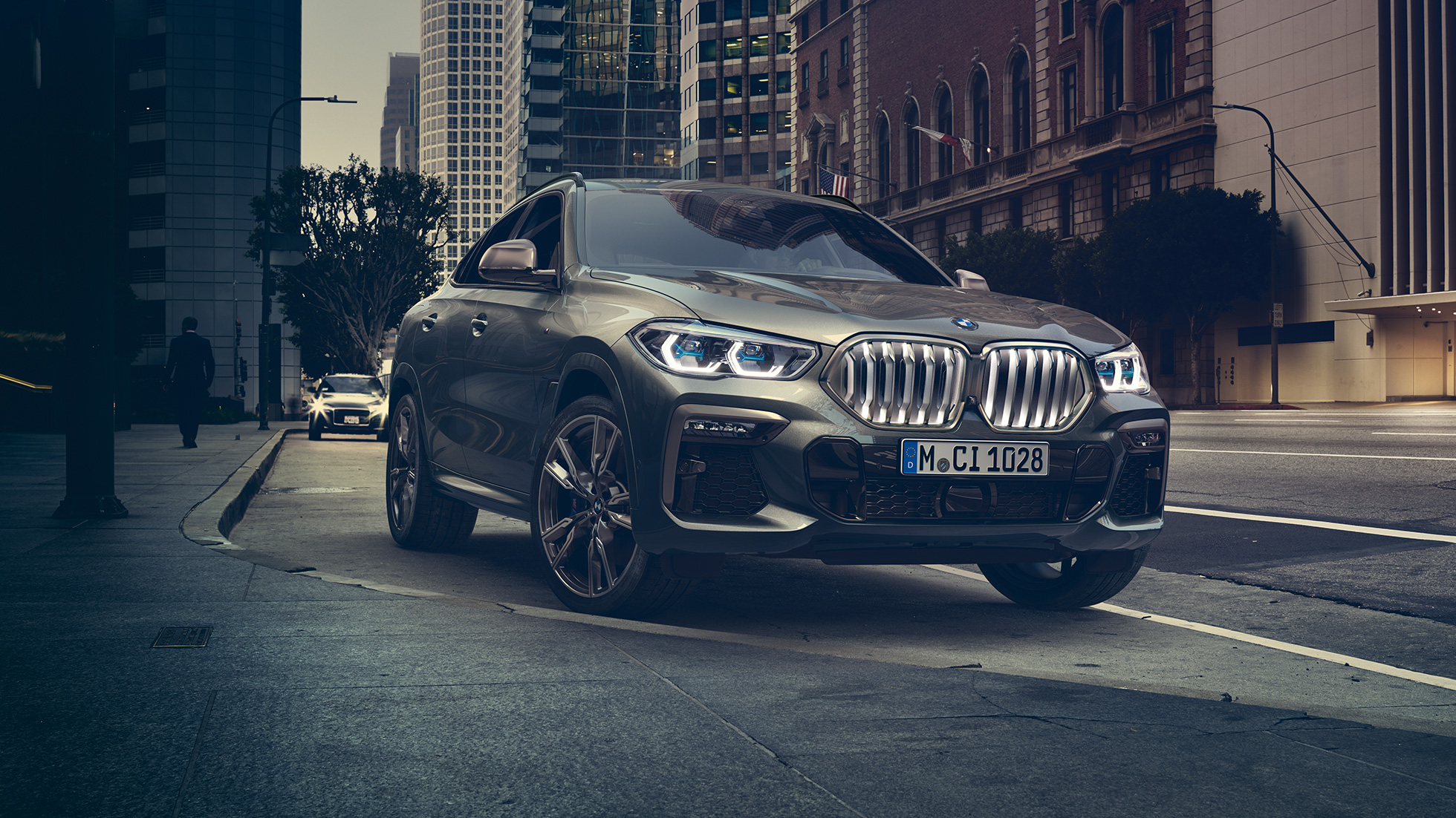 Prilagodljivo M-podvozje Professional v BMW X6 BMW X6, tričetrtinski pogled od spredaj v mestnem okolju.
