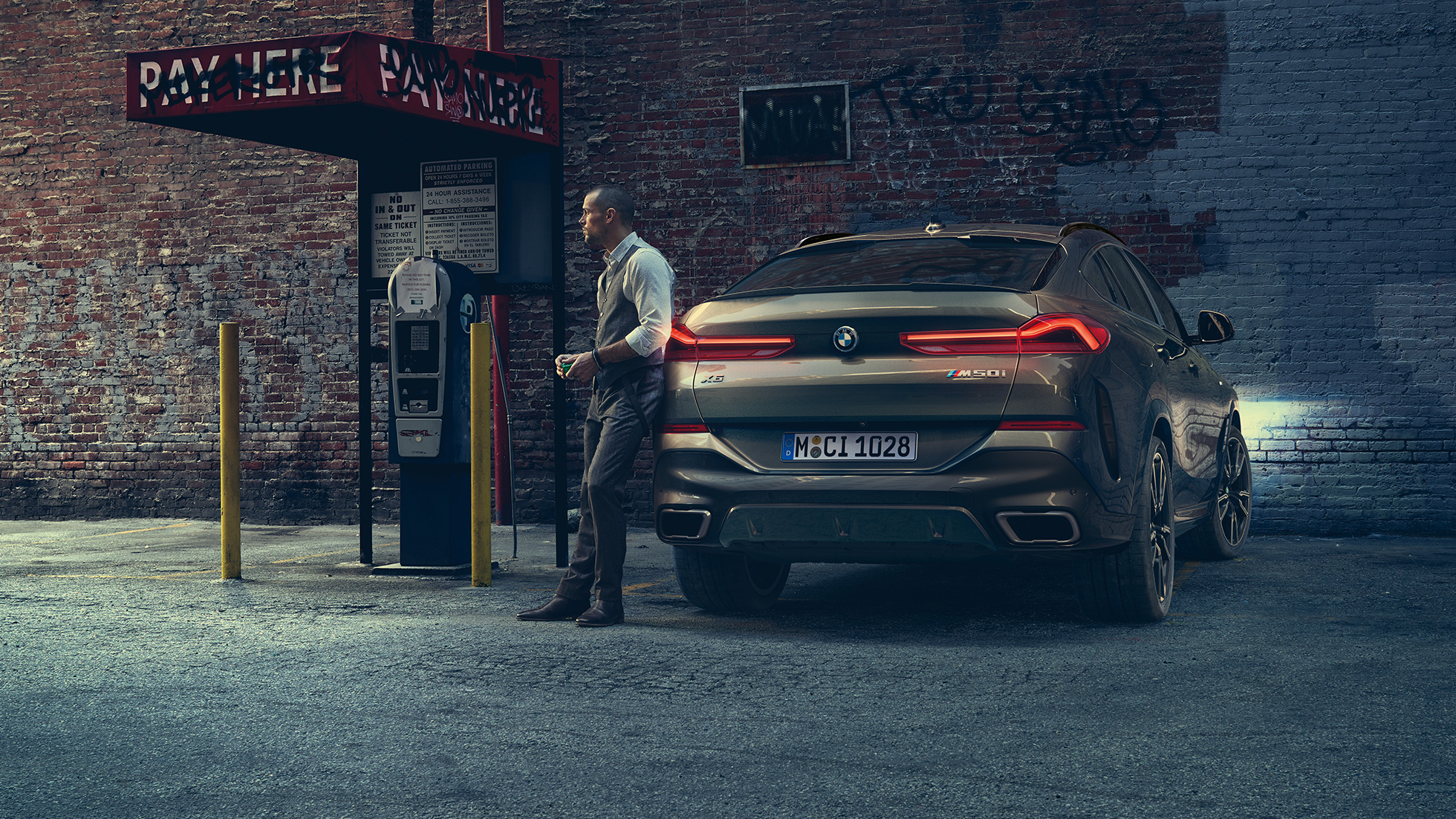 Zadek BMW X6. BMW X6, pogled od zadaj v mestnem okolju.