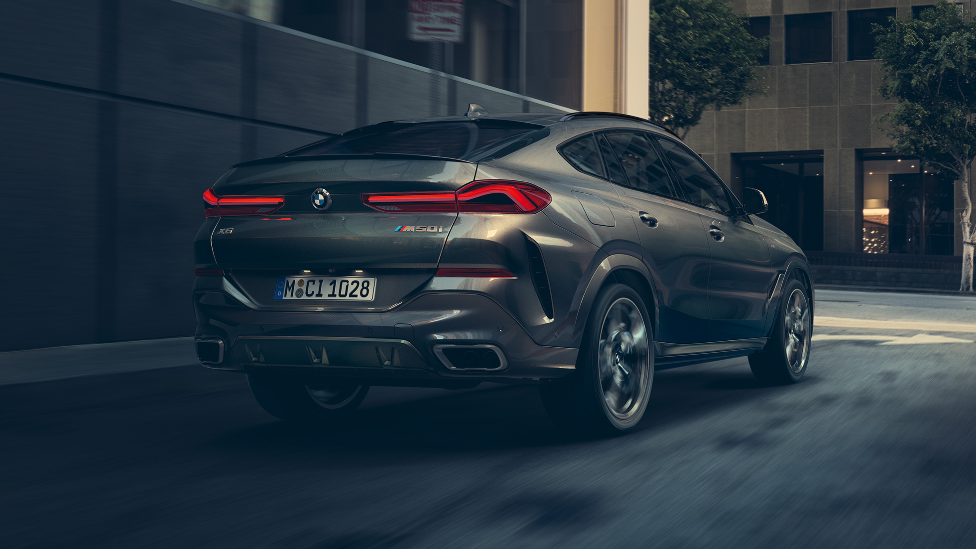Prilagodljivo M-podvozje Professional. Tričetrtinski pogled od zadaj BMW X6.