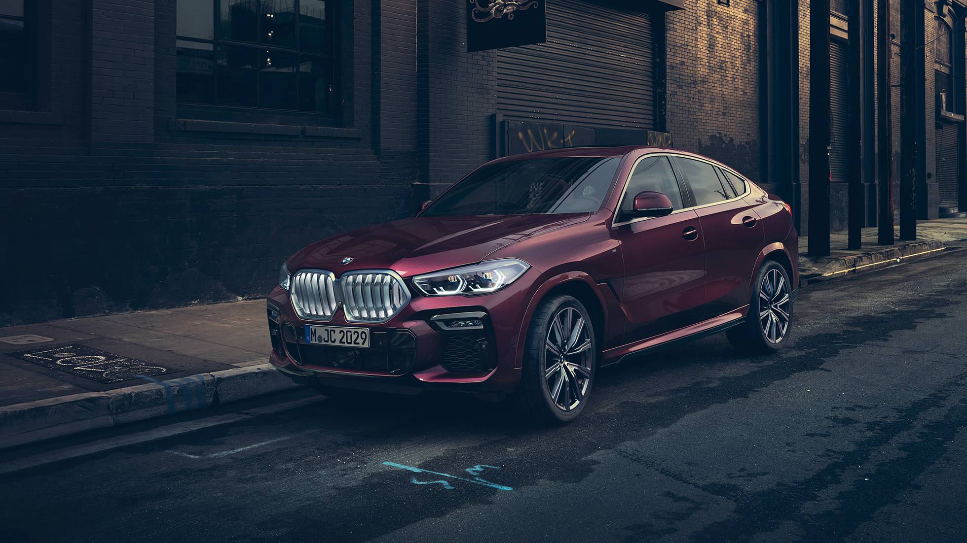 Zunanjost BMW X6 Individual. BMW X6 Individual, tričetrtinski pogled od spredaj med mirovanjem.