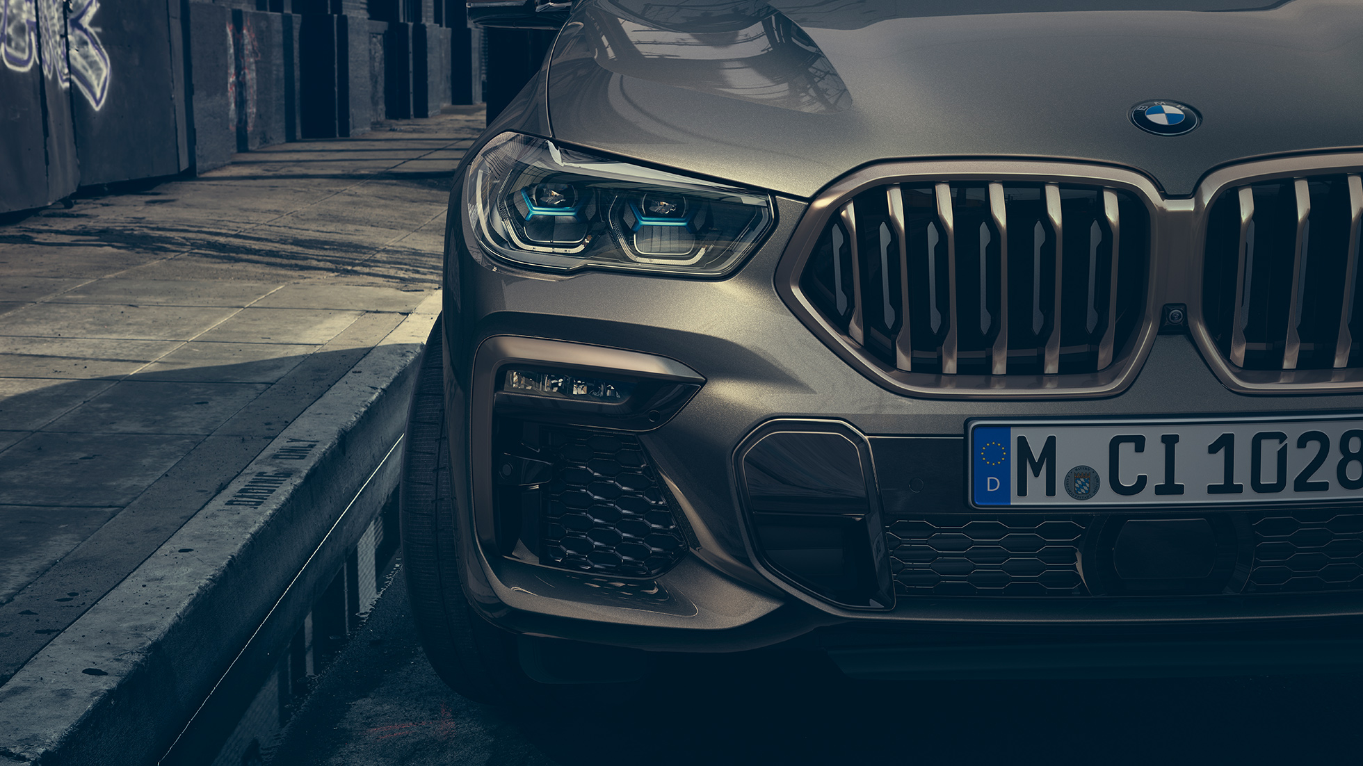 Laserske luči BMW. Pogled od blizu na BMW X6 s poudarkom na laserski luči.