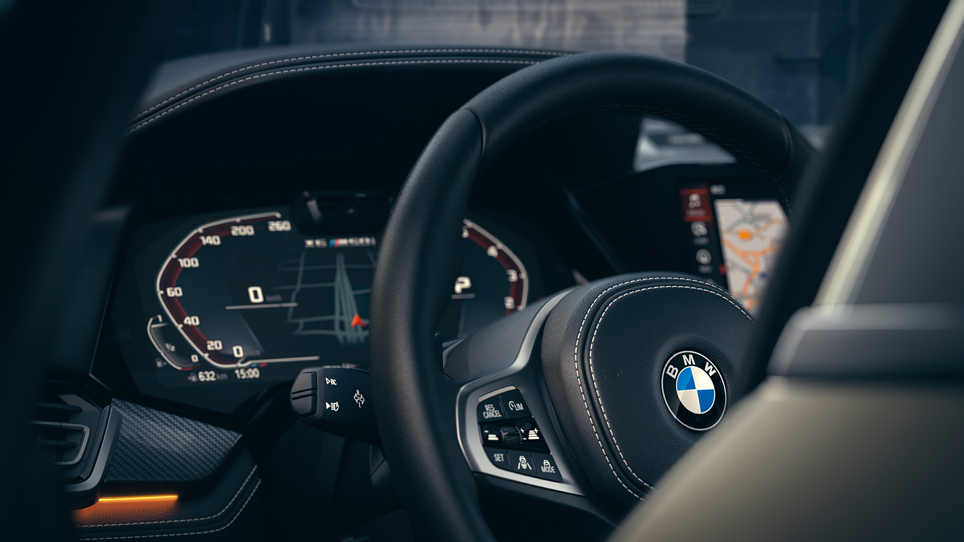 Sistemi za pomoč vozniku BMW. Pogled od blizu na notranjost BMW s poudarkom na instrumentni plošči.