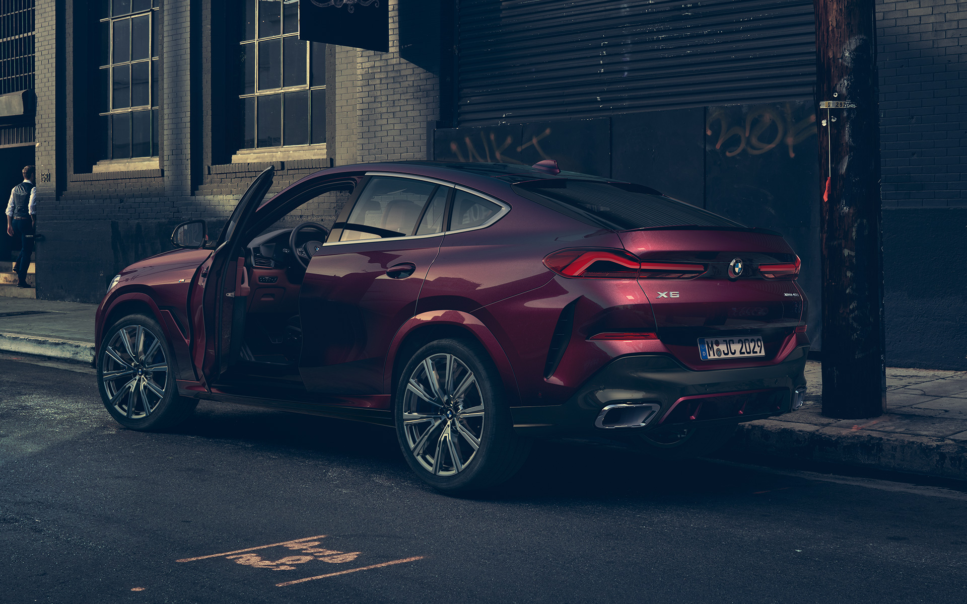 BMW X6 Individual, G06, 2019, tričetrtinski pogled od zadaj BMW X6 Individual, G06, 2019, kovinska barva Ametrine, tričetrtinski pogled od zadaj