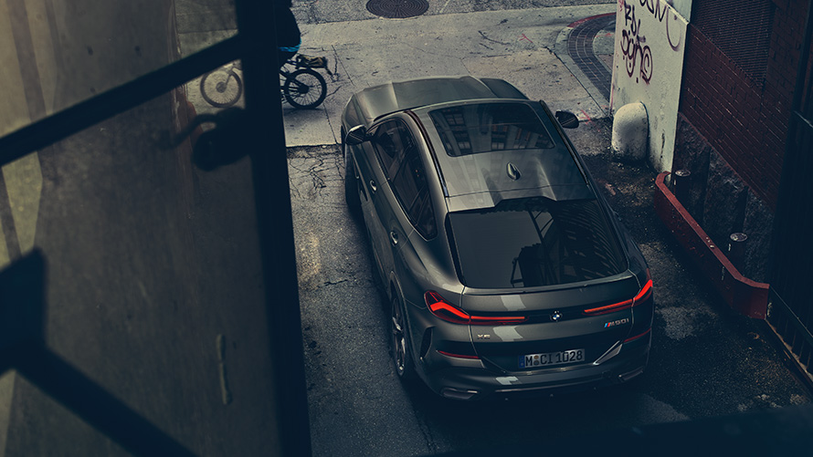 BMW X6 med parkiranjem iz ptičje perspektive BMW X6 med parkiranjem iz ptičje perspektive
