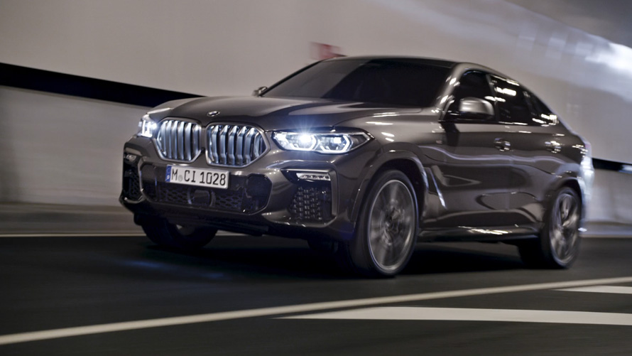 BMW X6 eDrive40, G06, 2019, tričetrtinski pogled od spredaj BMW X6, G06, 2019, tričetrtinski pogled od spredaj med vožnjo pred mestnim okoljem
