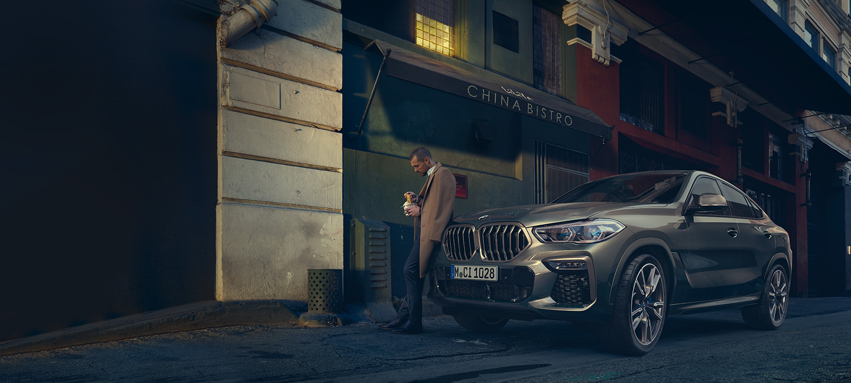 BMW X6, tričetrtinski pogled od zadaj med vožnjo BMW X6, G06, 2019, kovinska barva Manhatten, tričetrtinski pogled od zadaj med vožnjo
