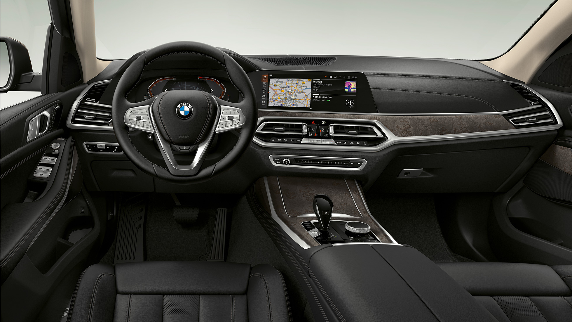 BMW X7, kokpit Pogled od blizu na voznikov kokpit BMW X7