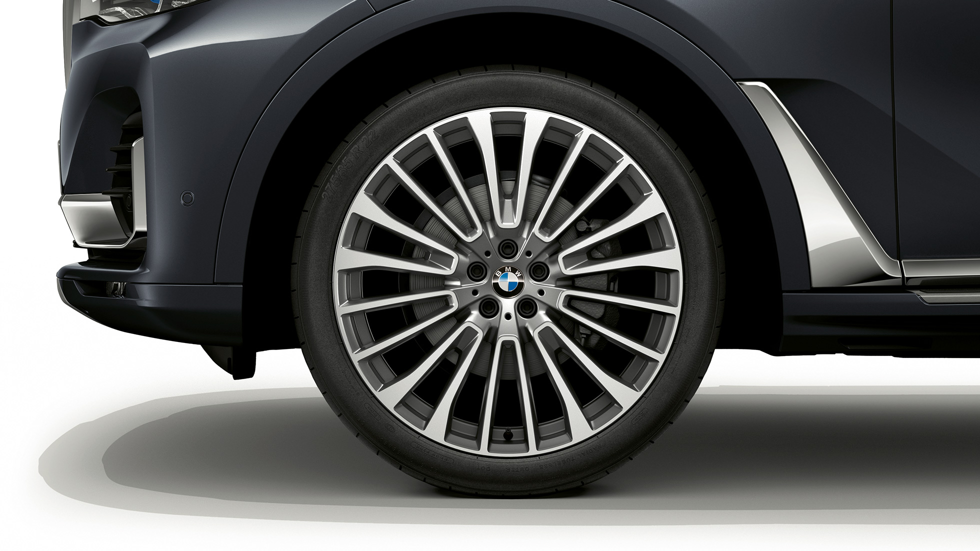 BMW X7, aluminijasto platišče Design Pure Excellence Posnetek aluminijastega platišča od blizu pri BMW X7 z opremo Design Pure Excellence