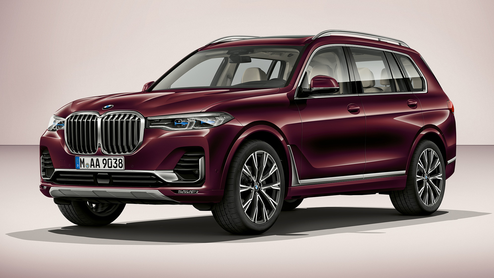 BMW X7 s paketom M Sport Studijski posnetek BMW X7 v tričetrtinskem pogledu s paketom M Sport
