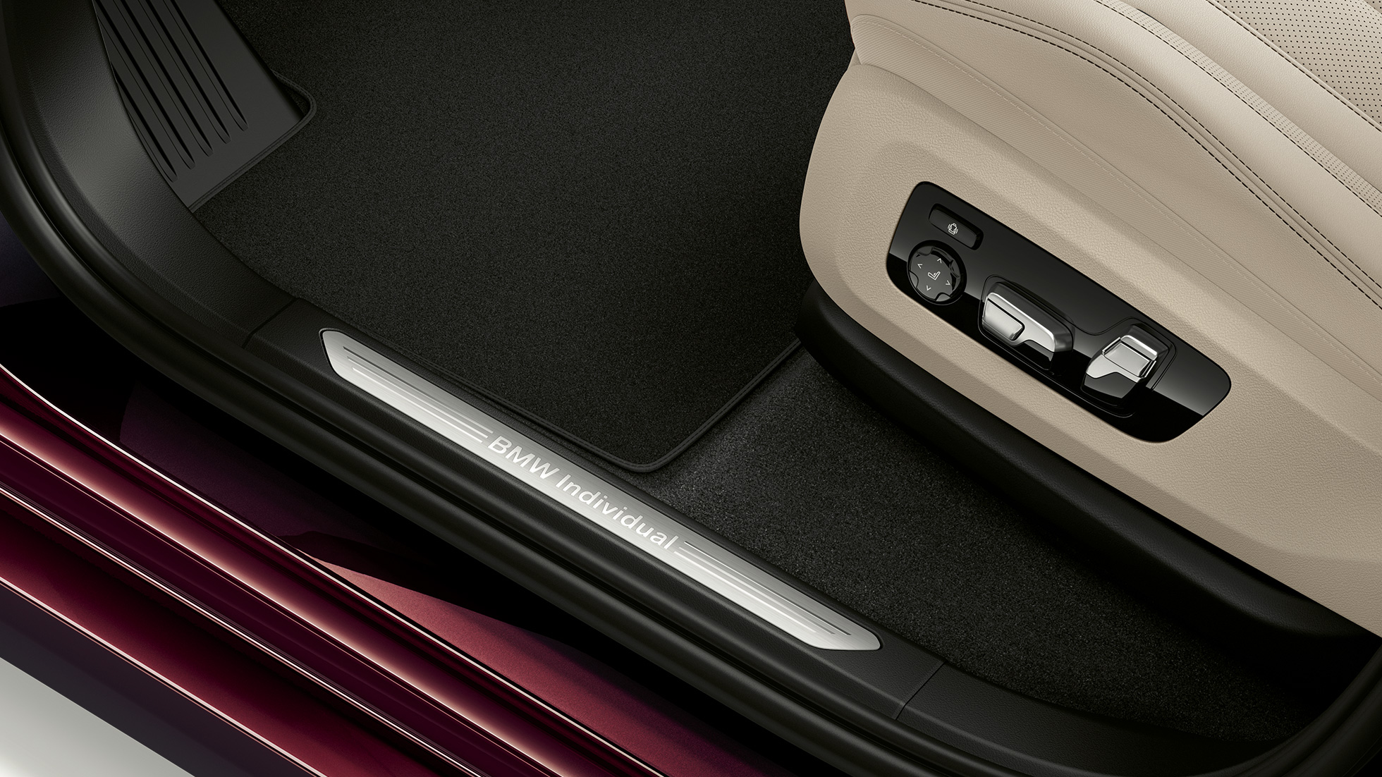 BMW X7, oblazinjenje paketa M Sport Posnetek oblazinjenja od blizu v BMW X7 z opremo paketa M Sport