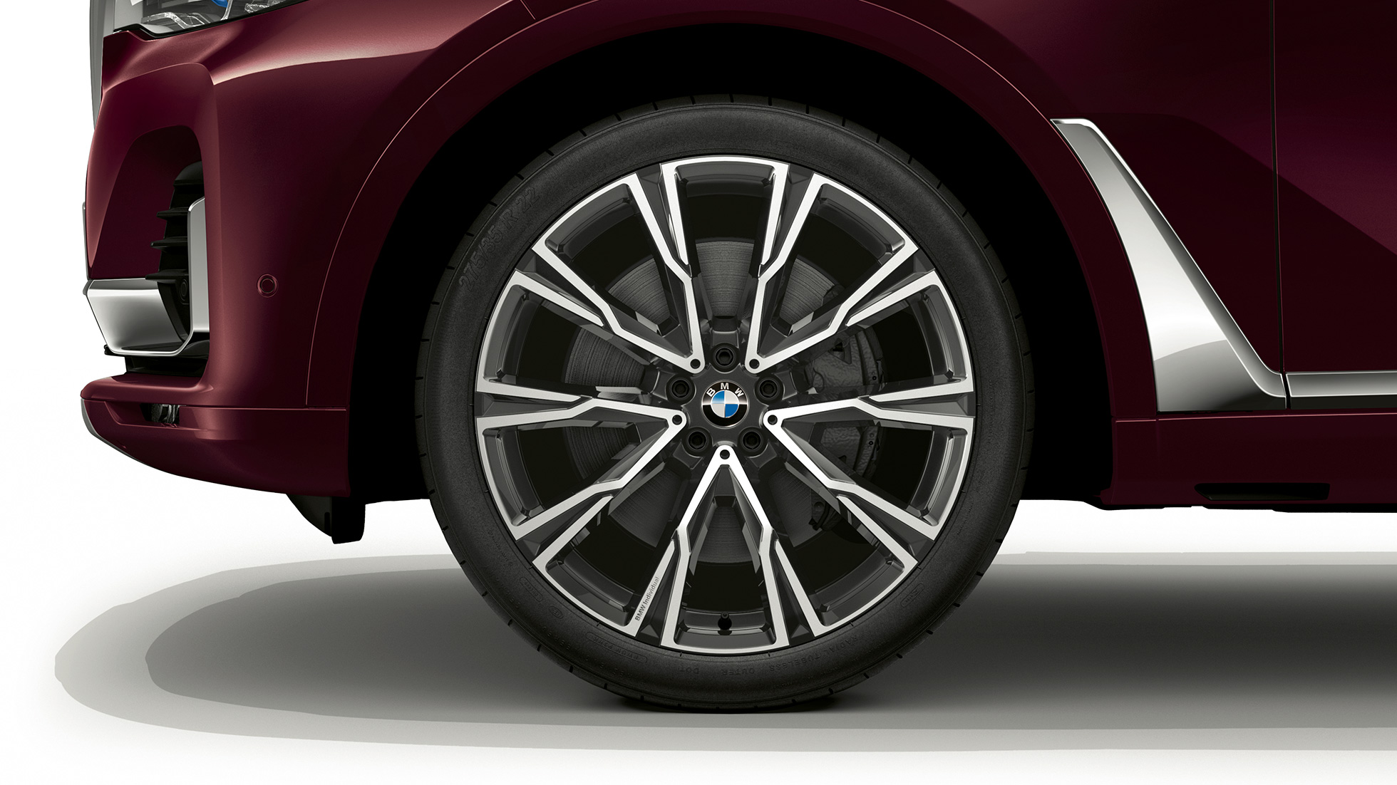 BMW X7, aluminijasto platišče paketa M Sport Posnetek aluminijastega platišča od blizu pri BMW X7 z opremo paketa M Sport
