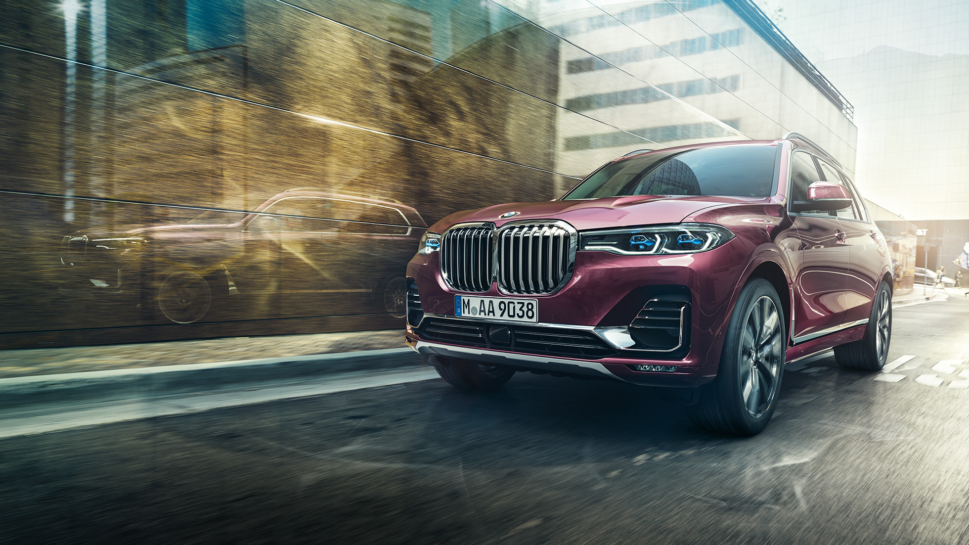 BMW Individual X7 xDrive40i, tričetrtinski pogled od spredaj BMW X7 v kovinski barvi Ametrin med vožnjo v tričetrtinskem pogledu od spredaj